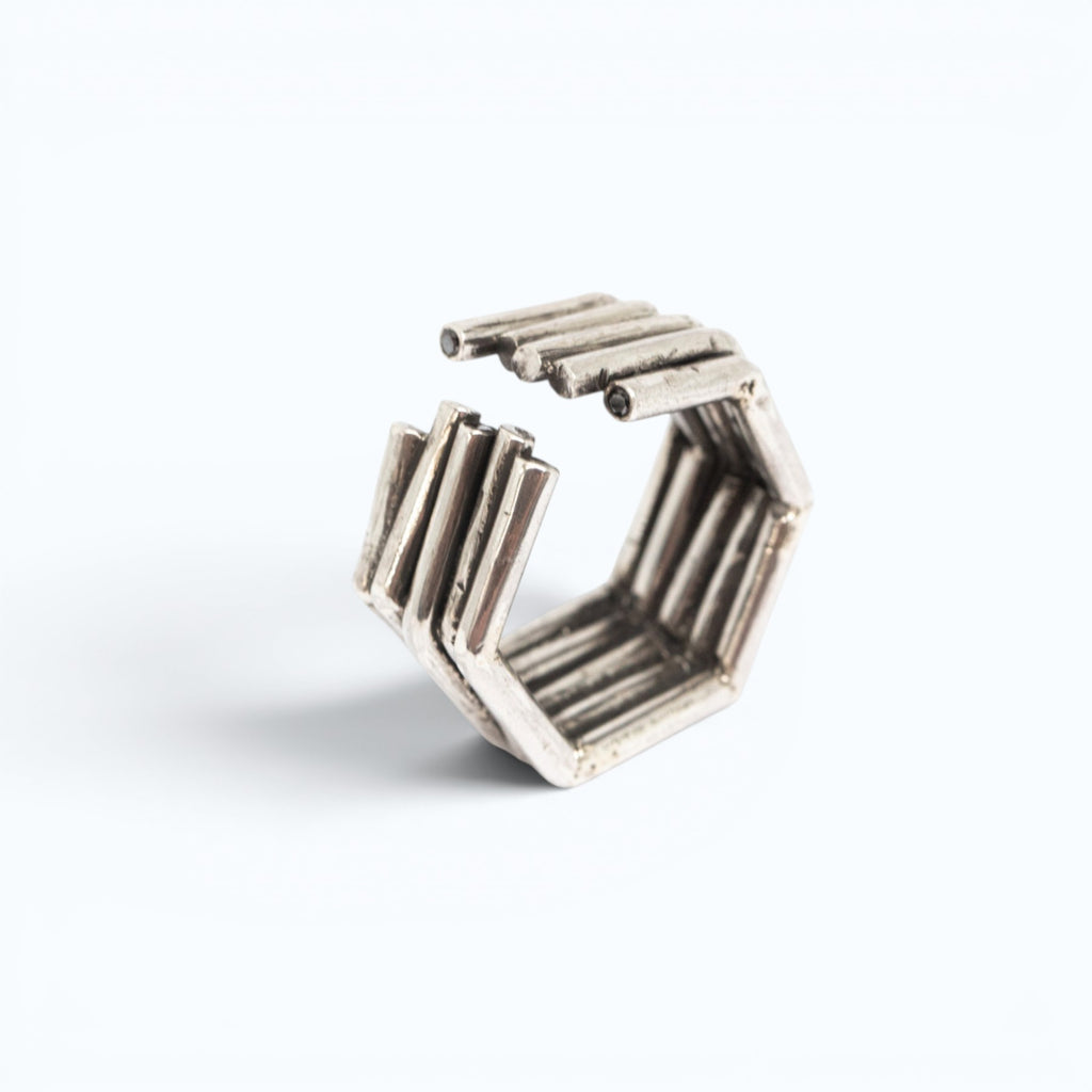 chaotic infinity ring in silver with black diamonds, product image side view, INNAN Jewellery Berlin