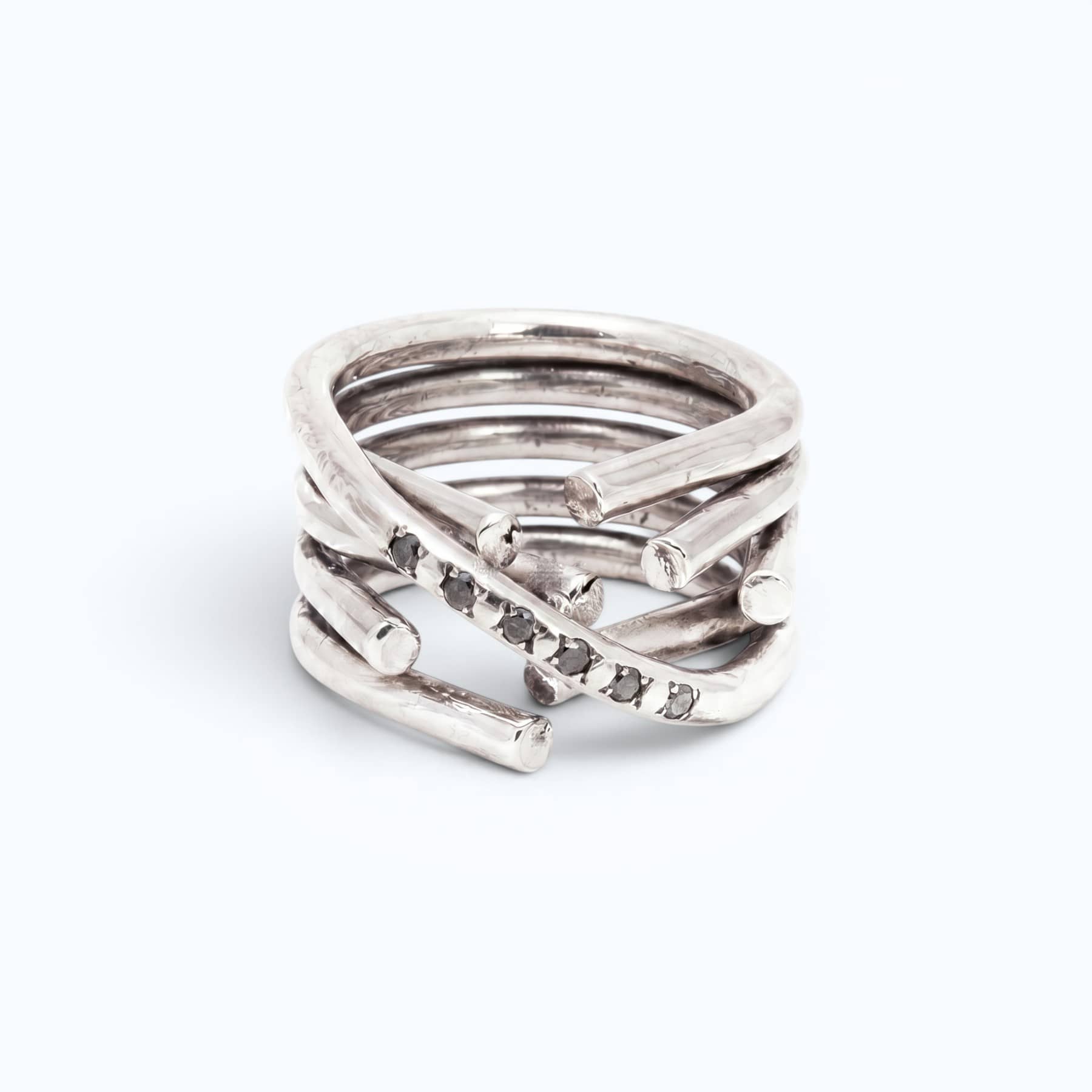 chaotic infinity ring in silver with champagne diamonds, product image front view, INNAN Jewellery Berlin