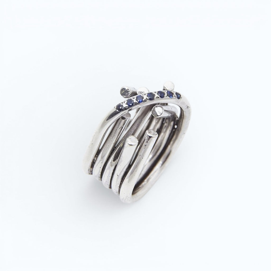 chaotic infinity ring in silver with blue sapphires, product image side view, INNAN Jewellery Berlin