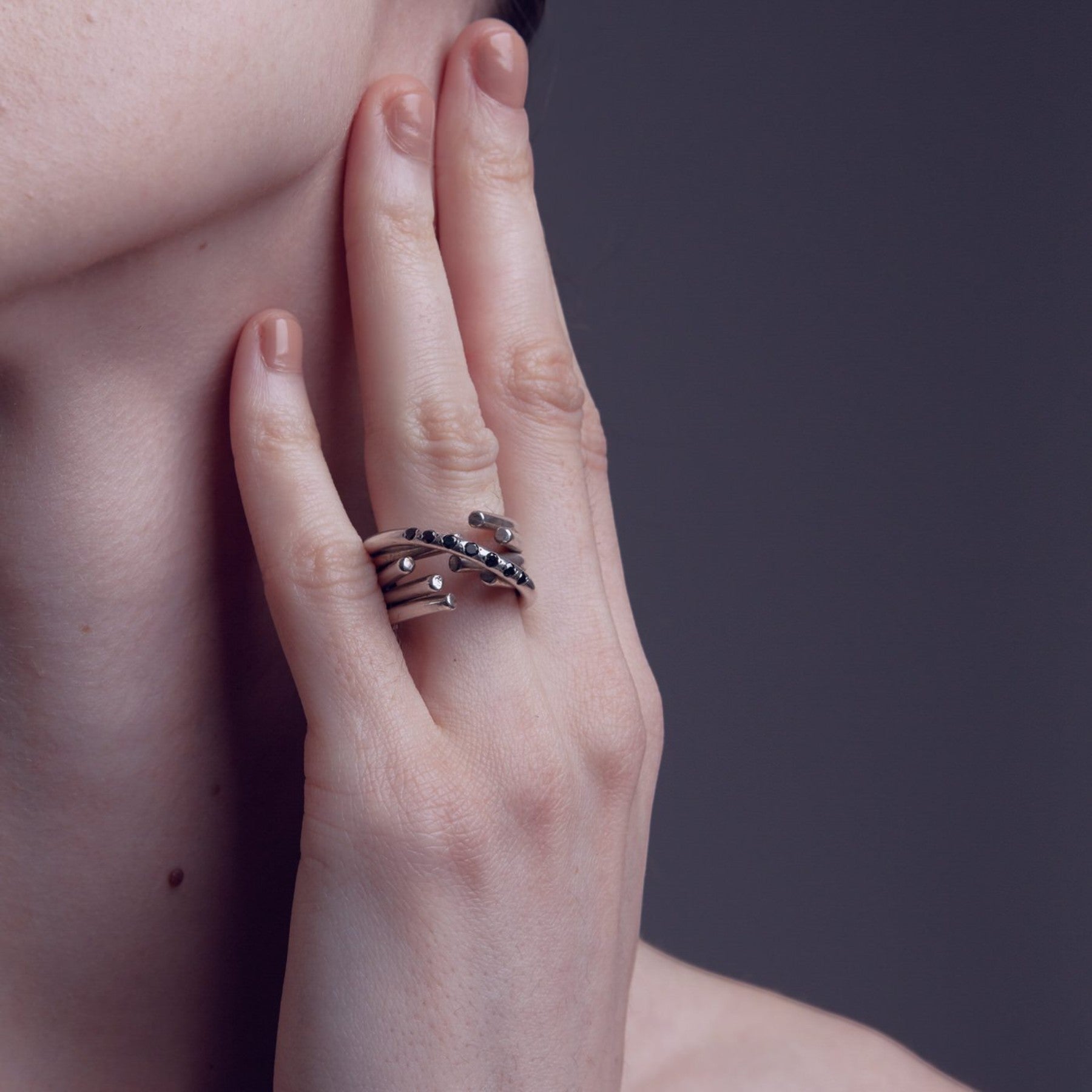 chaotic infinity ring in silver with champagne diamonds, product image front view, INNAN Jewellery Berlin
