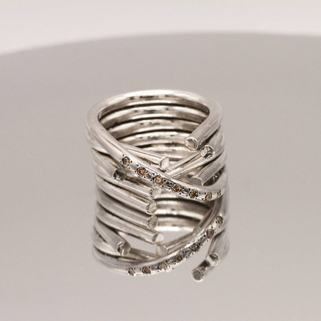 chaotic infinity ring in silver with champagne diamonds, product image front view, INNAN Jewellery Berlin