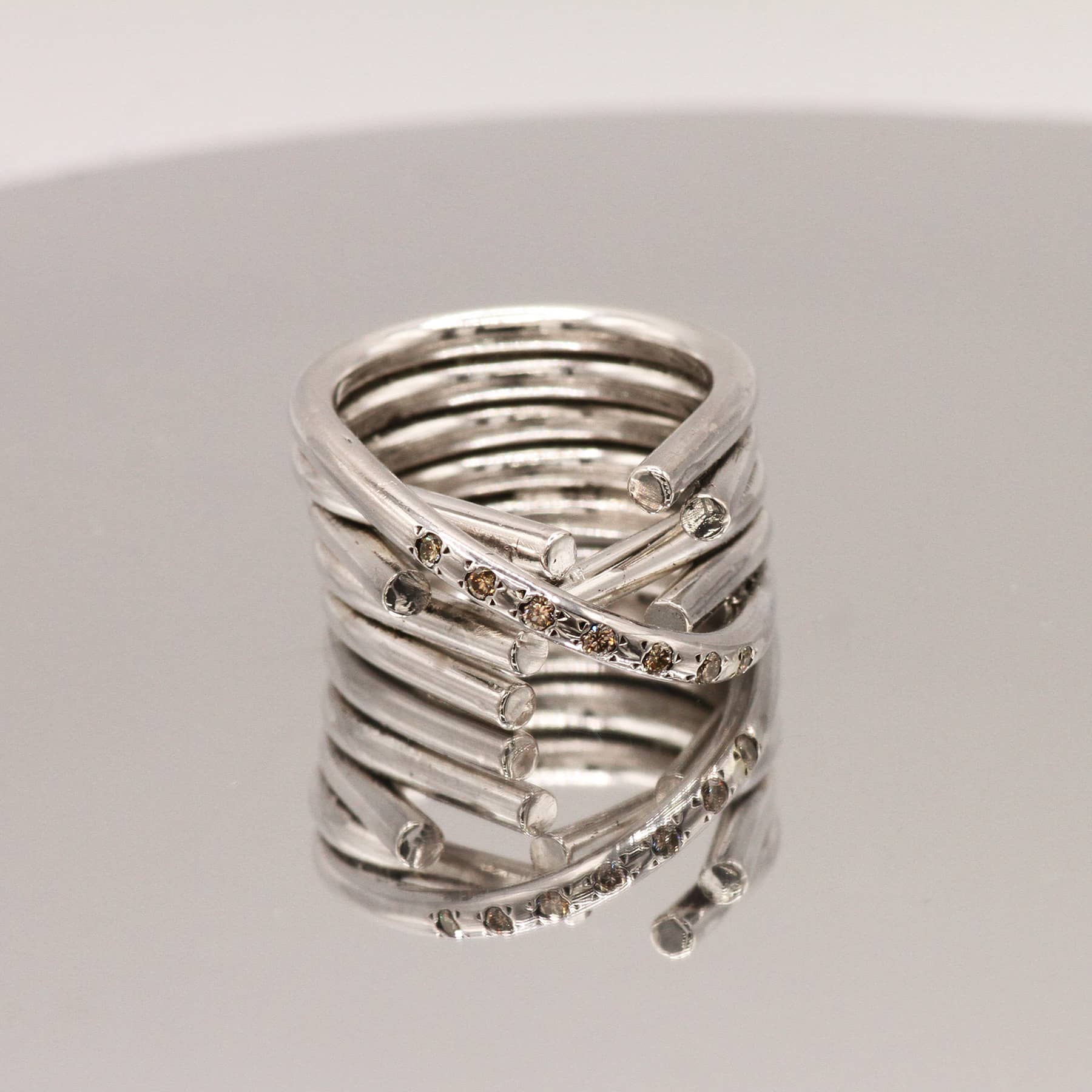 chaotic infinity ring in silver with champagne diamonds, product image front view, INNAN Jewellery Berlin