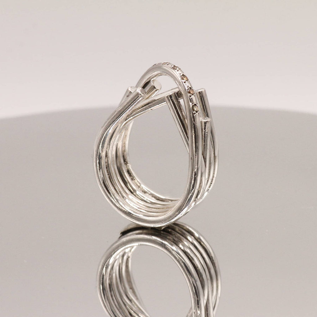 chaotic infinity ring in silver with champagne diamonds, product image side view, INNAN Jewellery Berlin