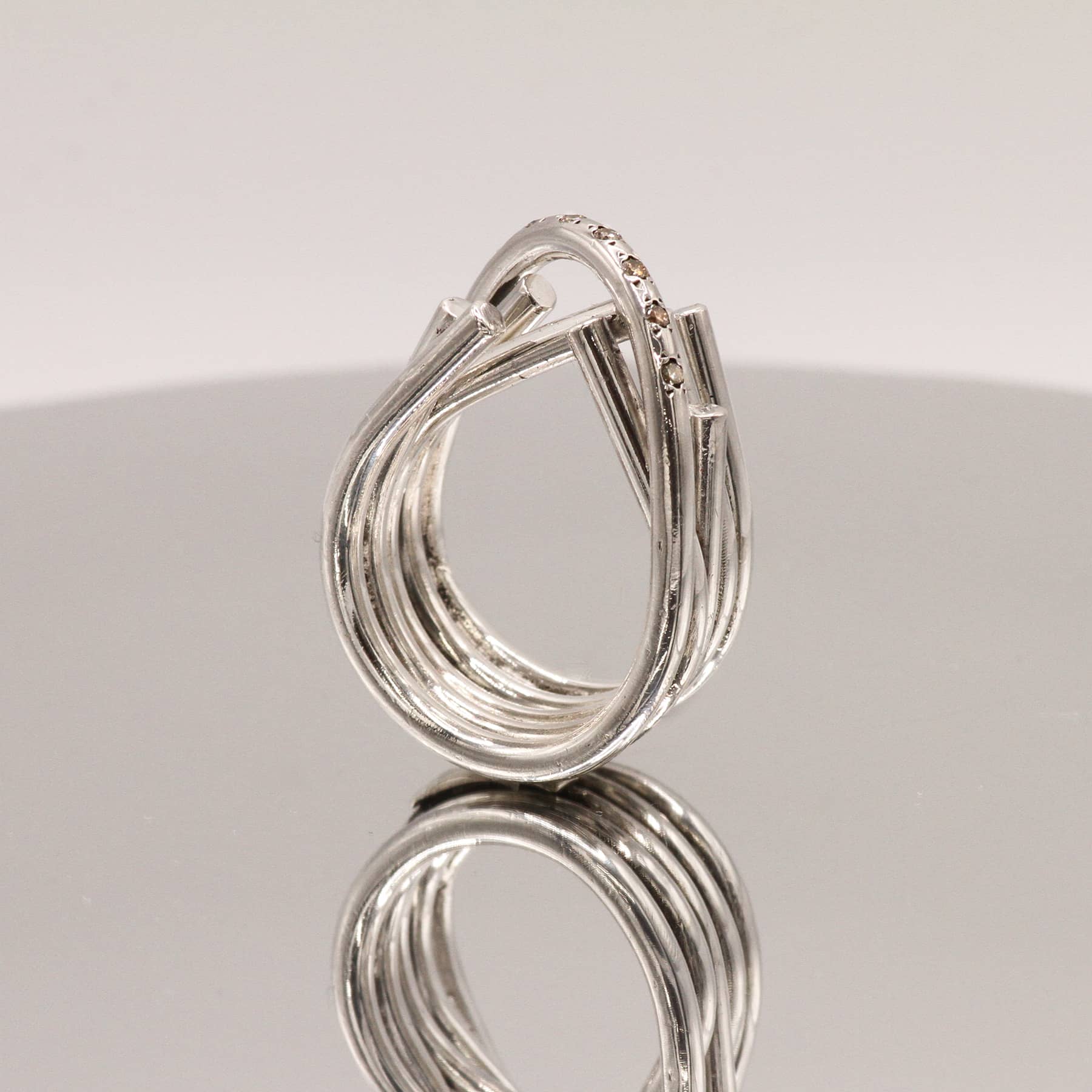 chaotic infinity ring in silver with champagne diamonds, product image side view, INNAN Jewellery Berlin