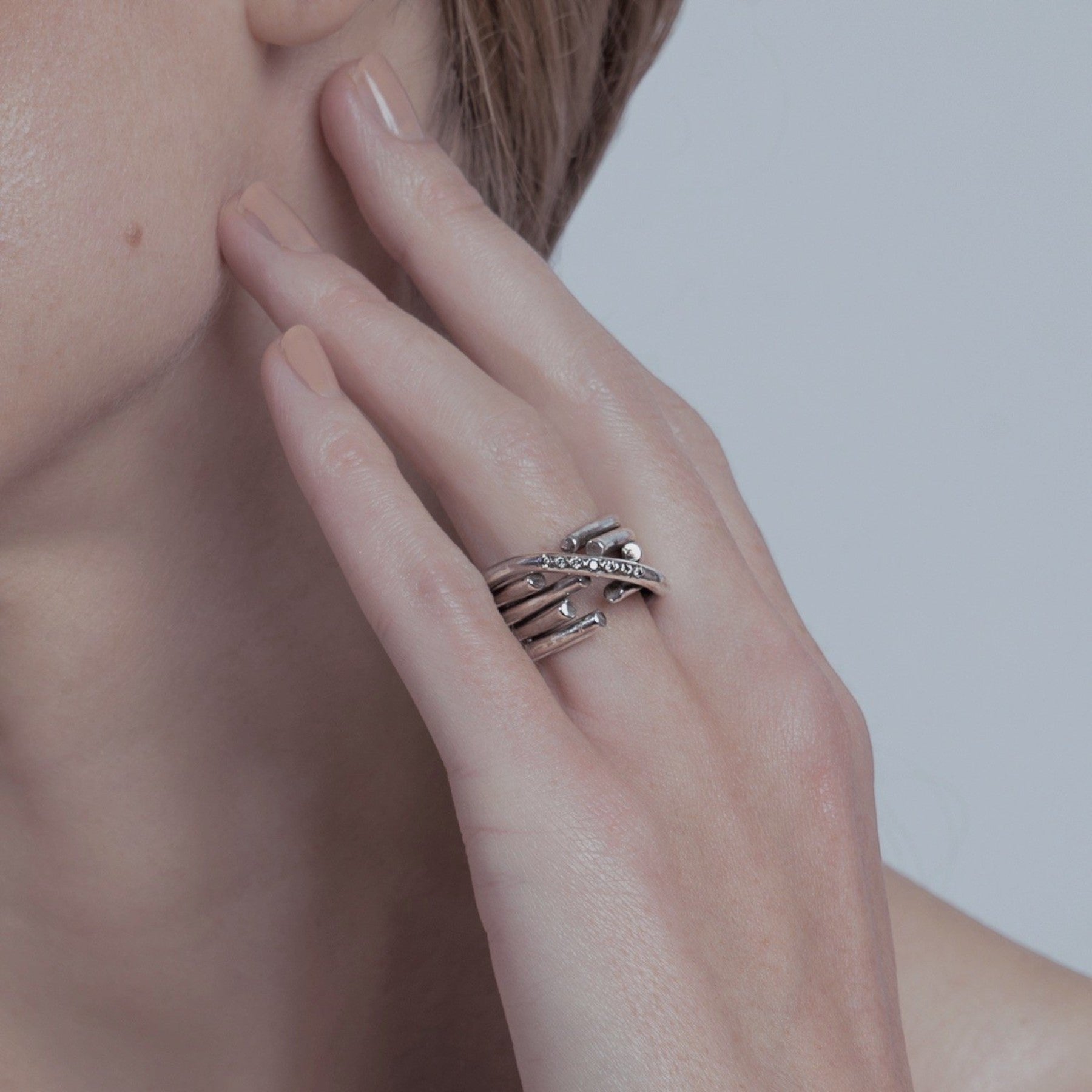 chaotic infinity ring in silver with champagne diamonds, product image front view, INNAN Jewellery Berlin