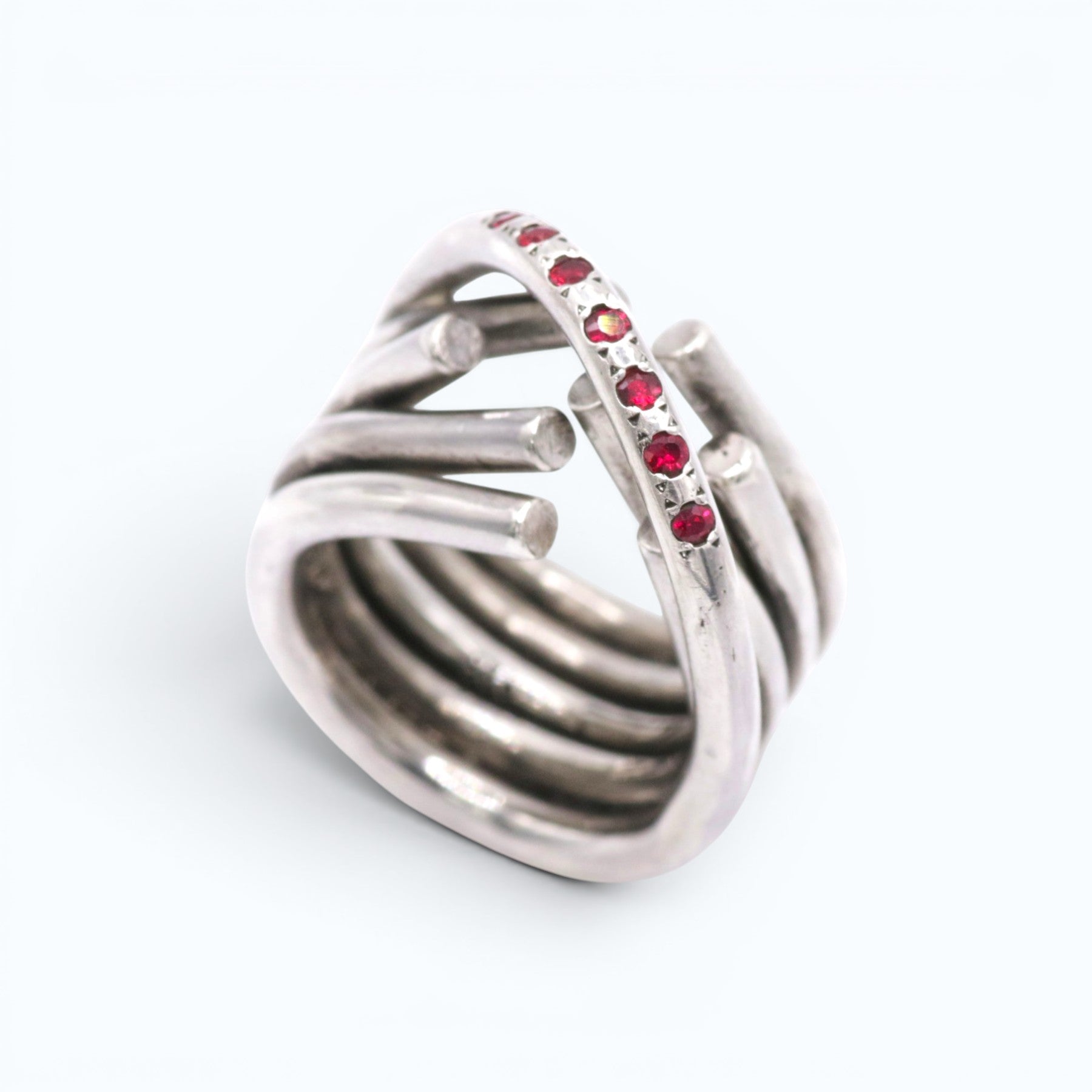 chaotic infinity ring in silver with rubies, product image close up, INNAN Jewellery Berlin