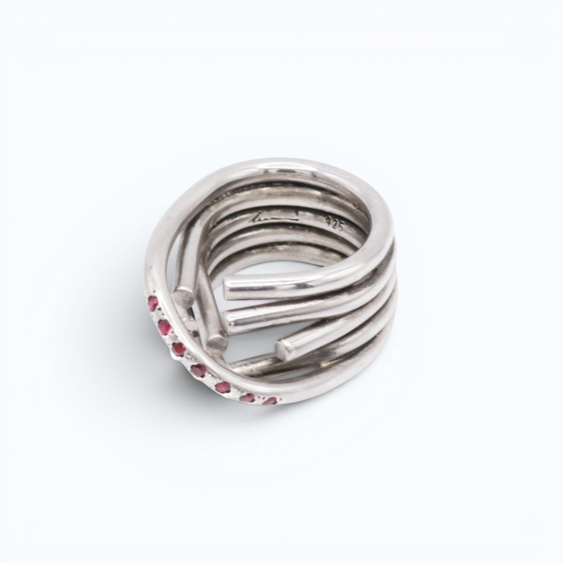 chaotic infinity ring in silver with rubies, product image close up, INNAN Jewellery Berlin