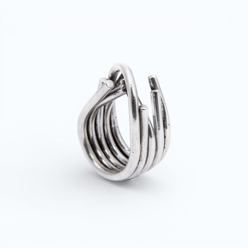 chaotic infinity ring in silver, product image side view, INNAN Jewellery Berlin