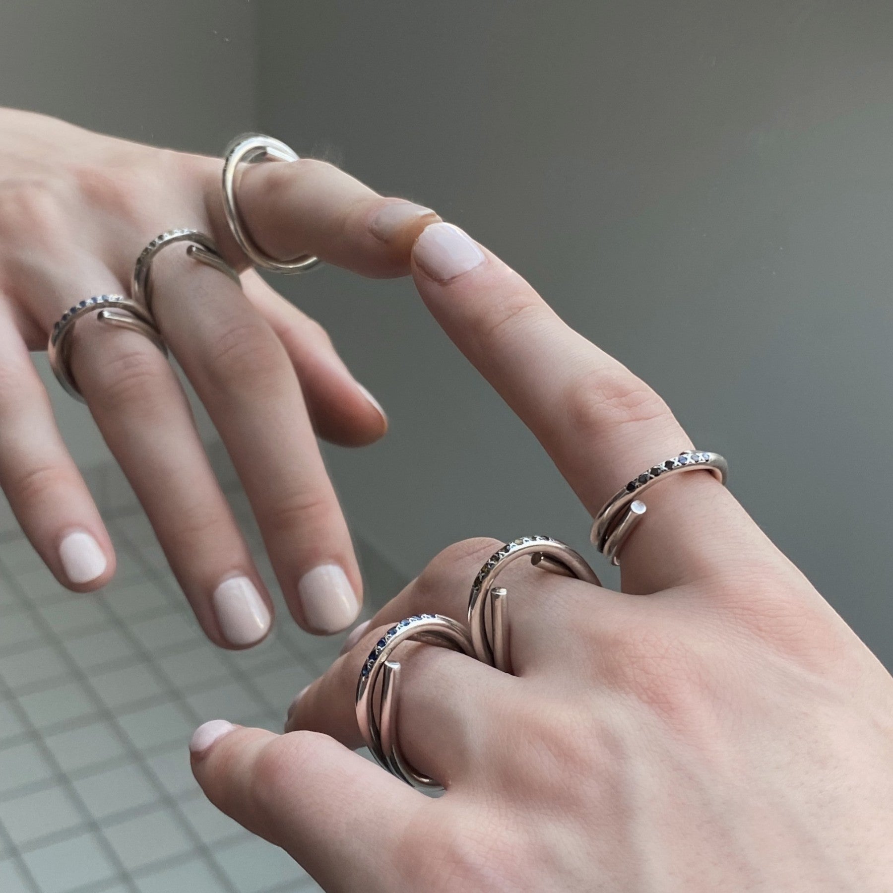 chaotic petite infinity ring in silver with blue sapphires, product image, INNAN Jewellery Berlin