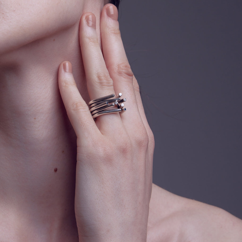 chaotic petite infinity ring in silver with blue sapphires, worn, INNAN Jewellery Berlin