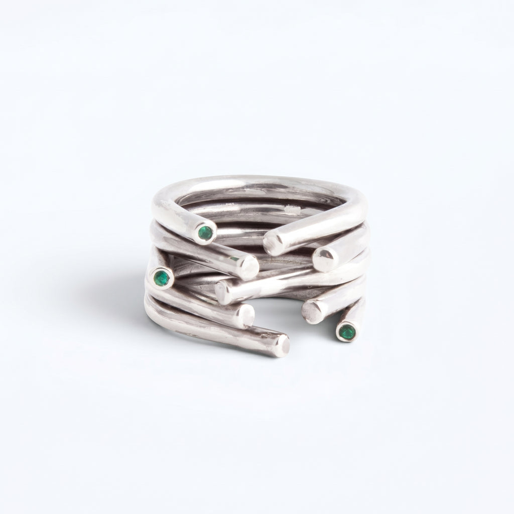 chaotic ring in silver with emeralds, product image frontview, INNAN Jewellery Berlin