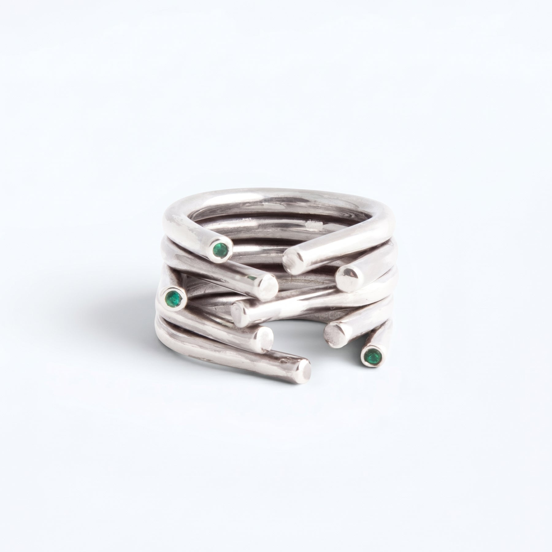 chaotic ring in silver with emeralds, product image frontview, INNAN Jewellery Berlin