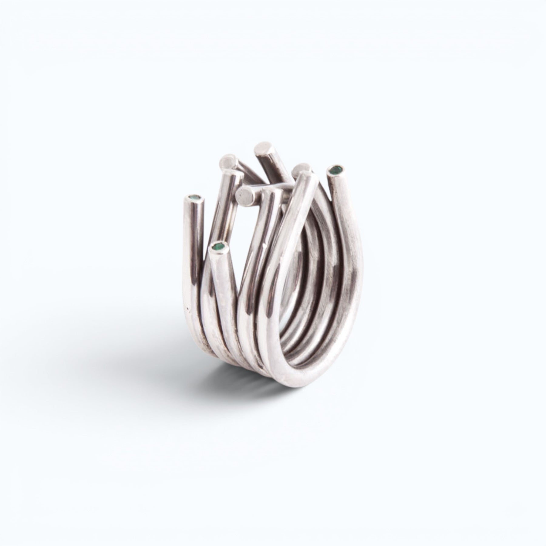 chaotic ring in silver with emeralds, product image frontview, INNAN Jewellery Berlin