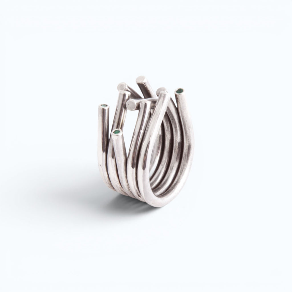 chaotic ring in silver with emeralds, product image side view, INNAN Jewellery Berlin