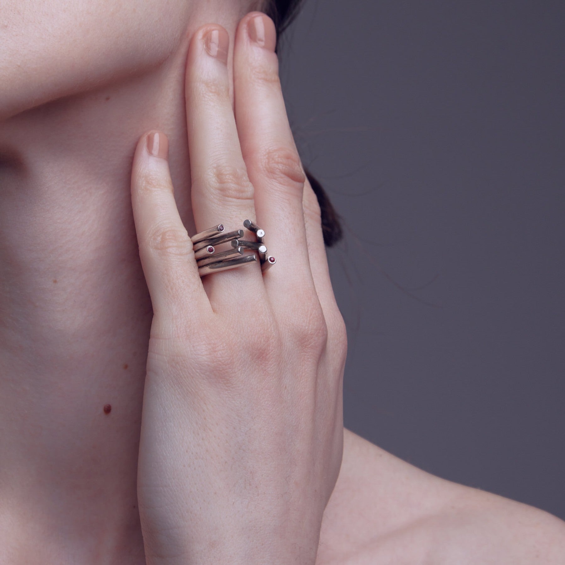 chaotic ring in silver with rubies, worn, INNAN Jewellery Berlin