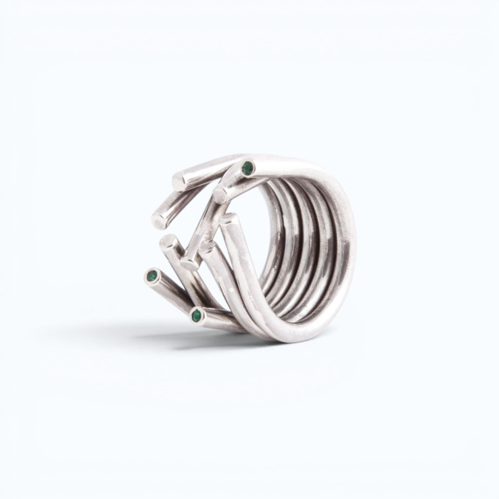 chaotic ring in silver with emeralds, product image side view, INNAN Jewellery Berlin