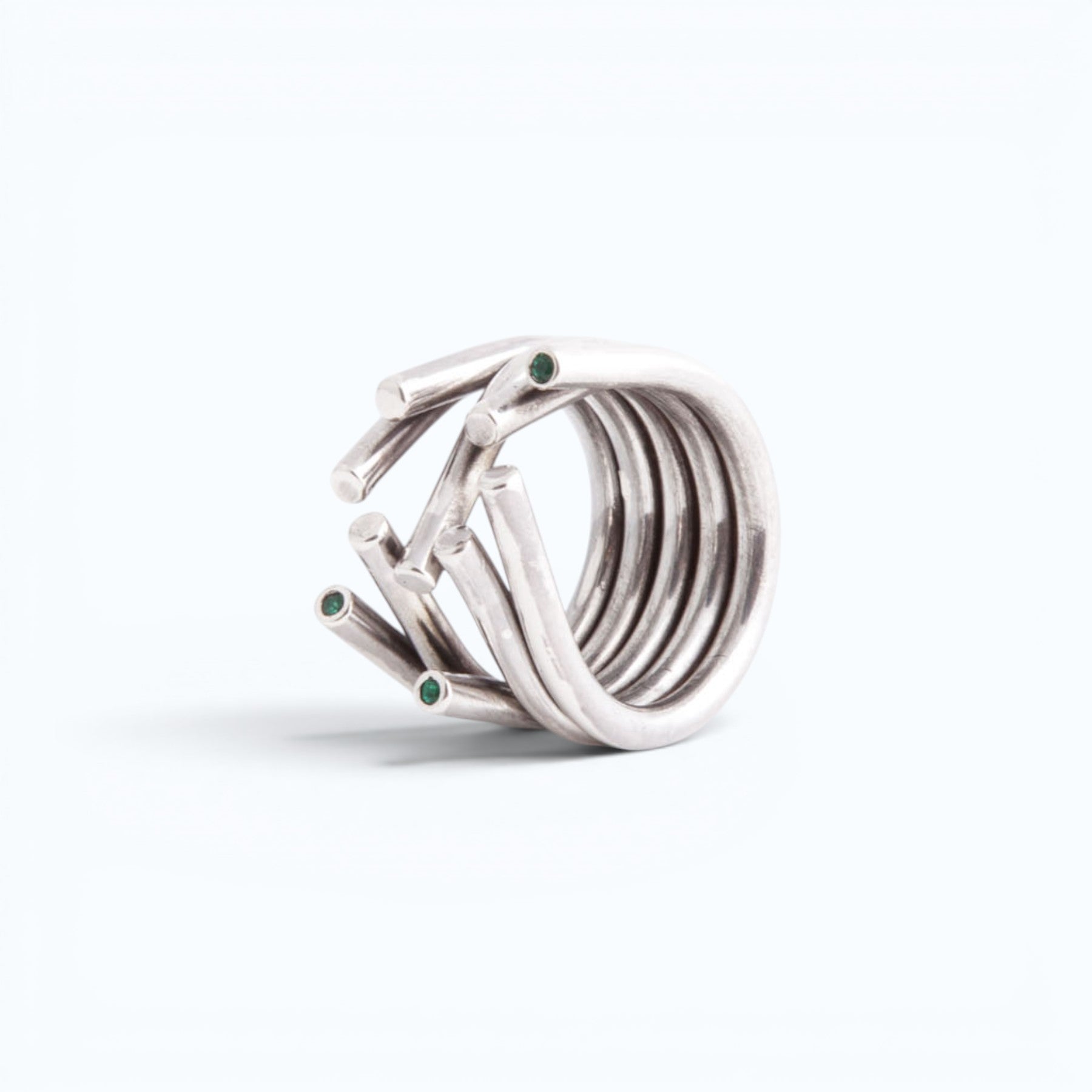 chaotic ring in silver with emeralds, product image side view, INNAN Jewellery Berlin