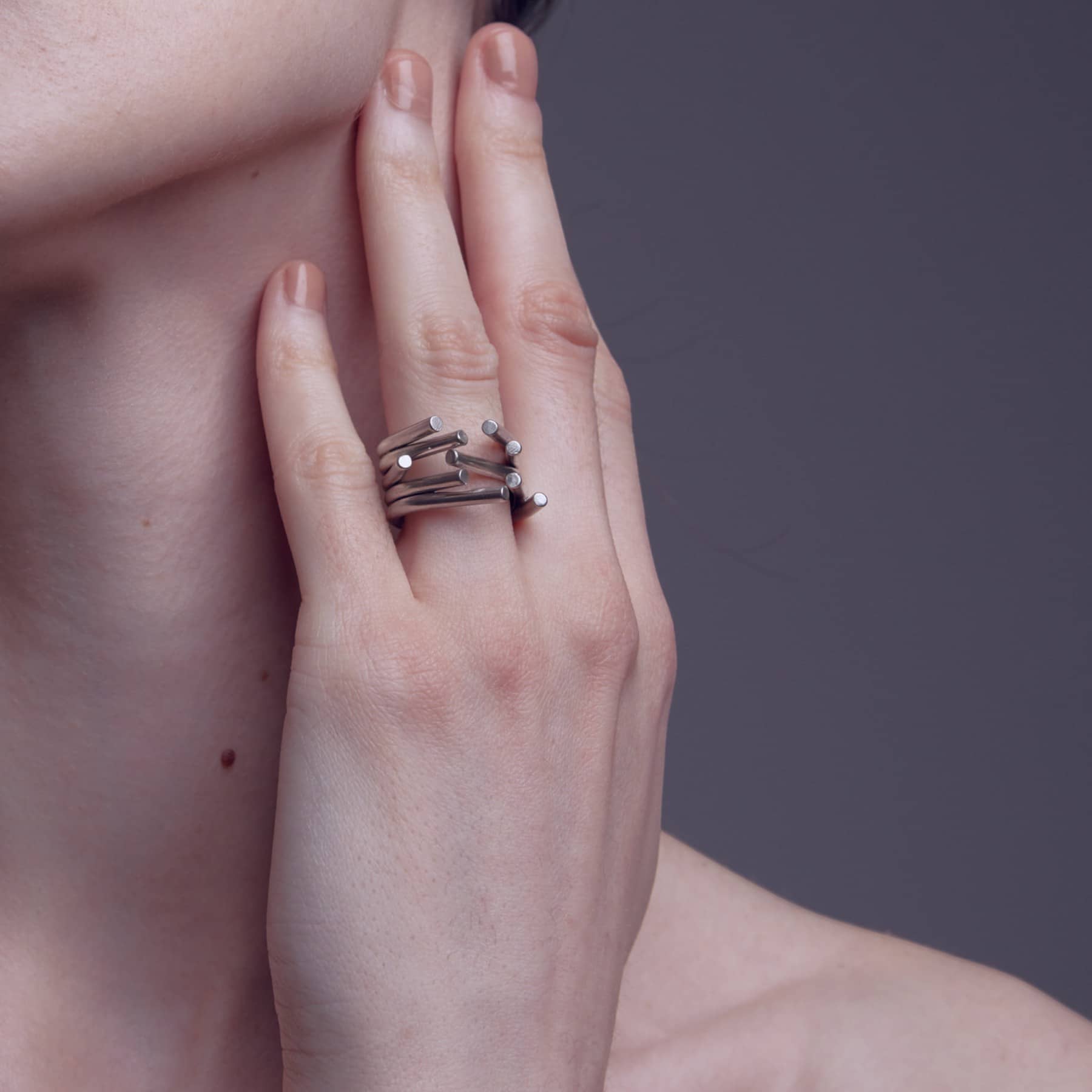 chaotic ring in silver, worn, INNAN Jewellery Berlin