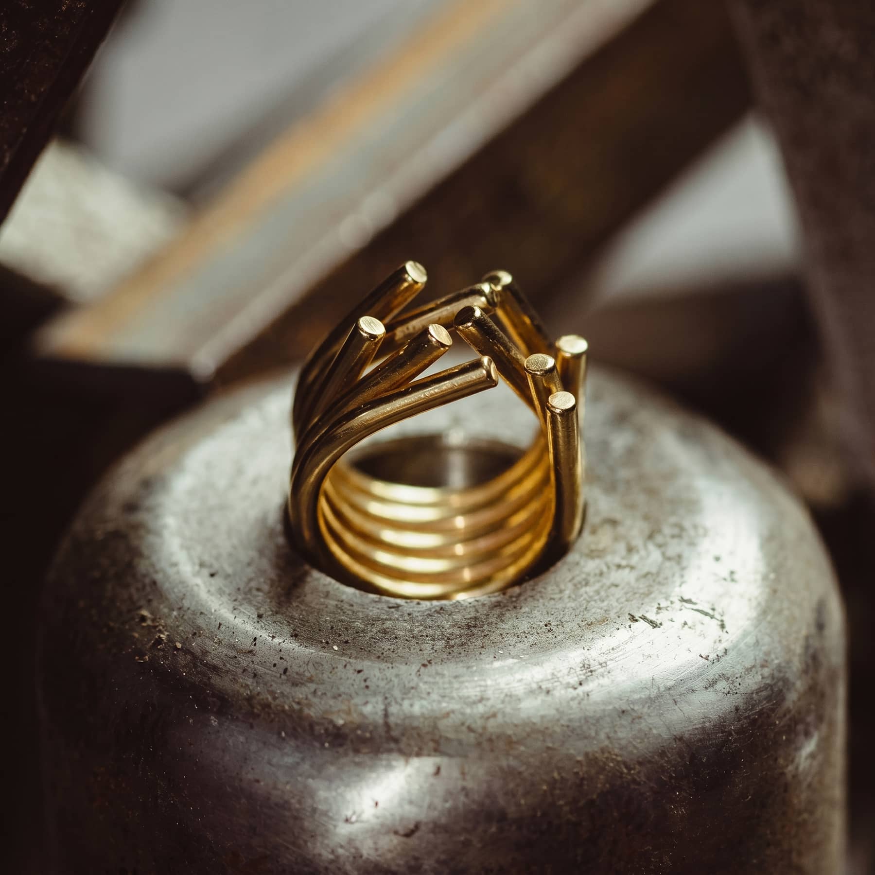 chaotic ring in yellow gold, product image side view, INNAN Jewellery Berlin