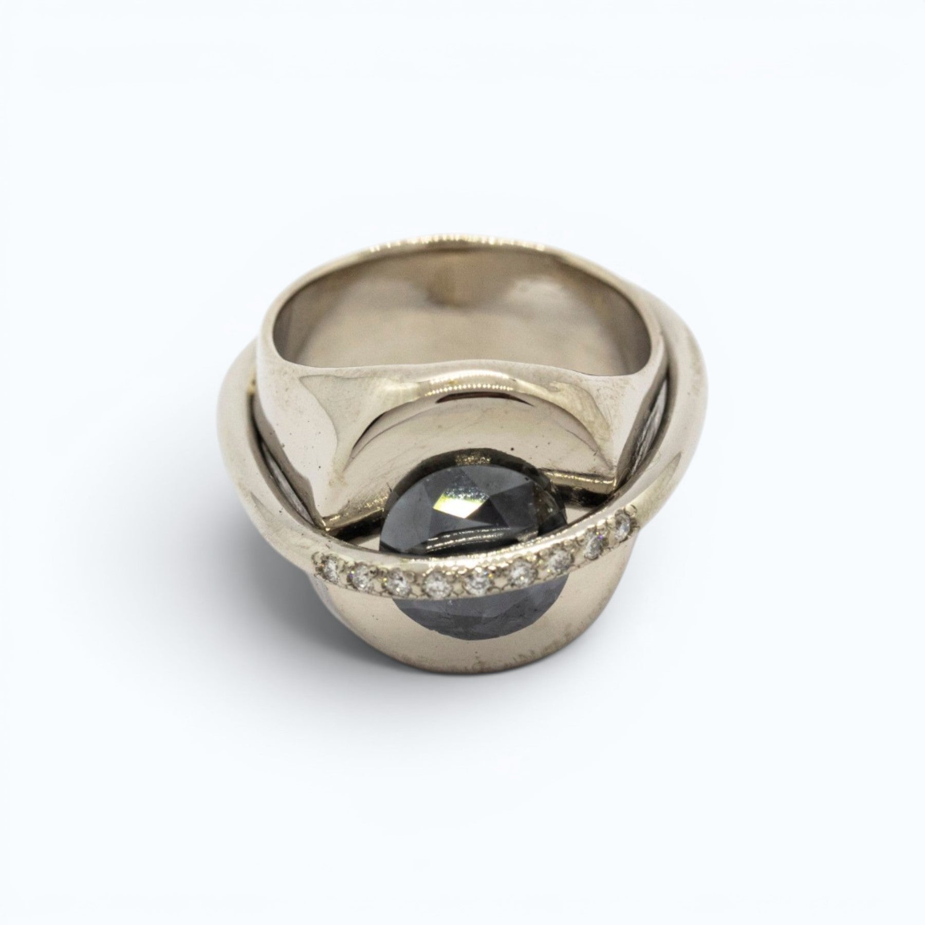 chaotic signet ring in 18 ct white gold with 2.52 ct dark indigo diamond and 9 champagne diamonds, product image with artistic background, INNAN Jewellery Berlin