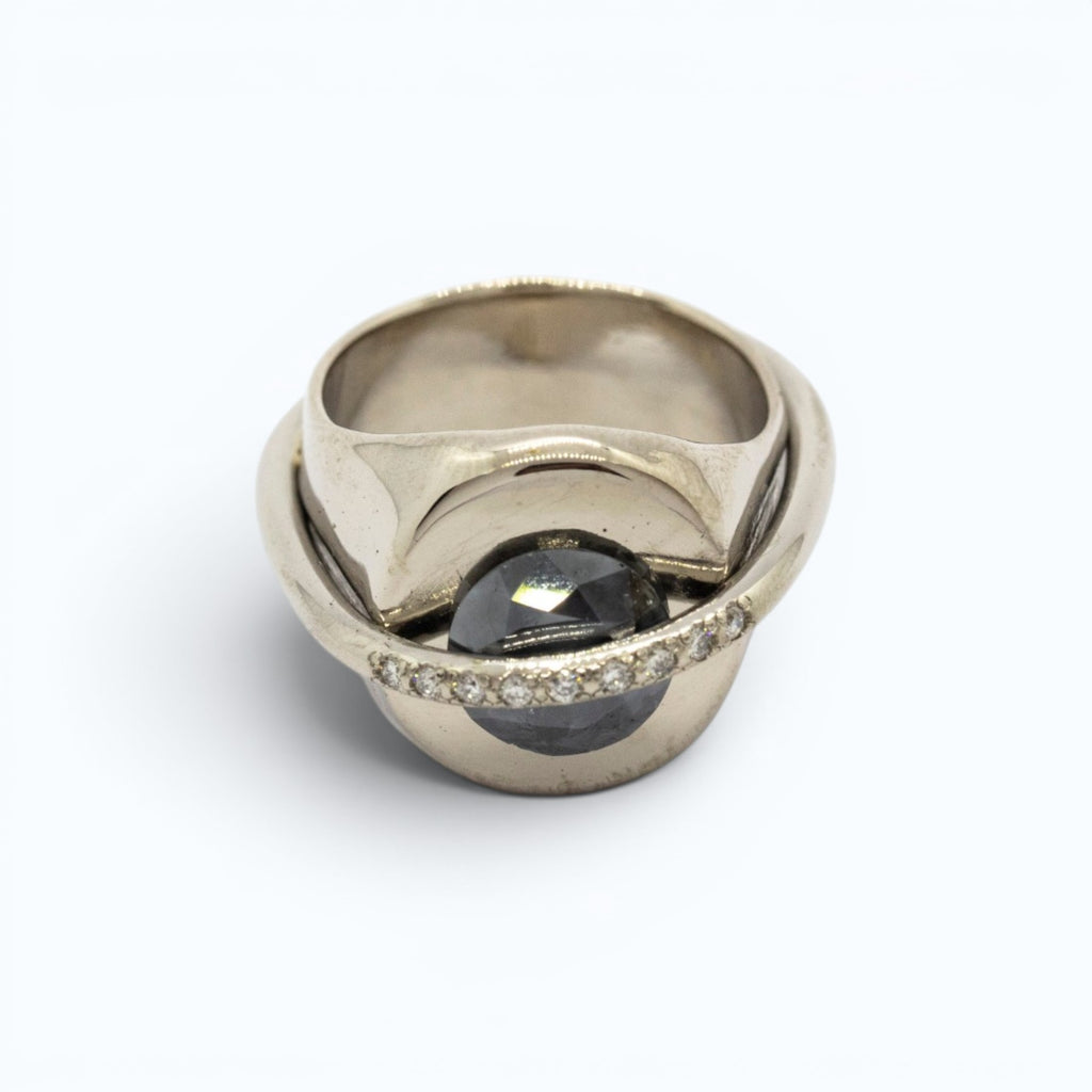 chaotic signet ring in 18 ct white gold with 2.52 ct dark indigo diamond and 9 champagne diamonds, product image front view, INNAN Jewellery Berlin