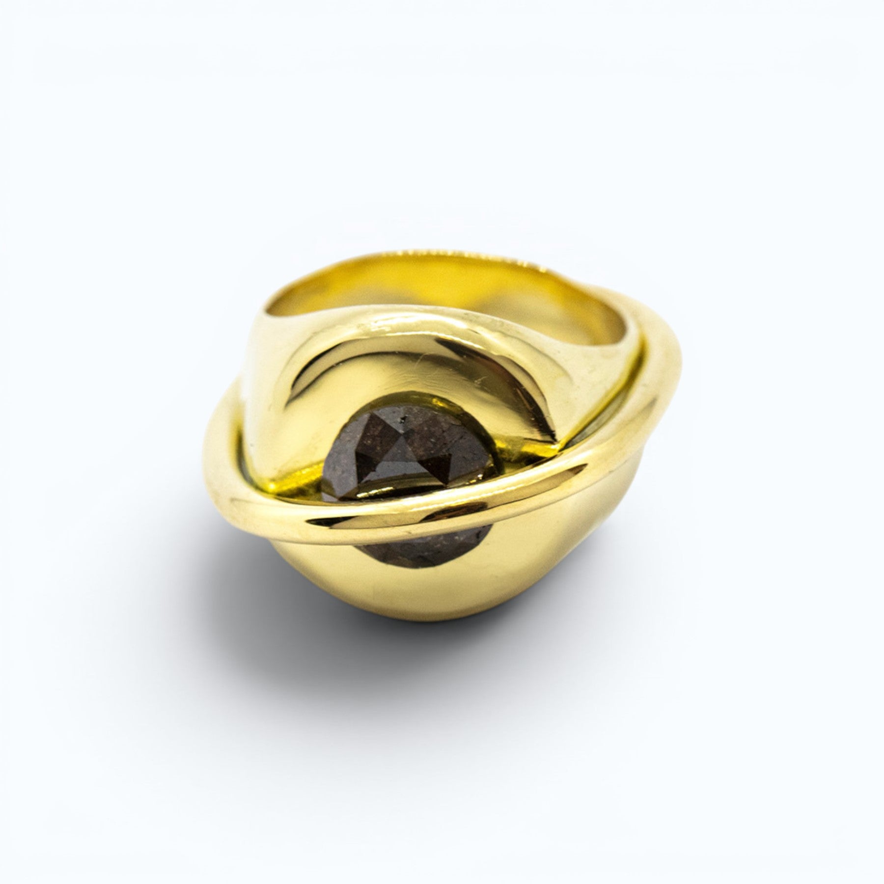 chaotic signet ring in 18 ct yellow gold with 2.3 ct dark amber diamond, product image vertical view, INNAN Jewellery Berlin