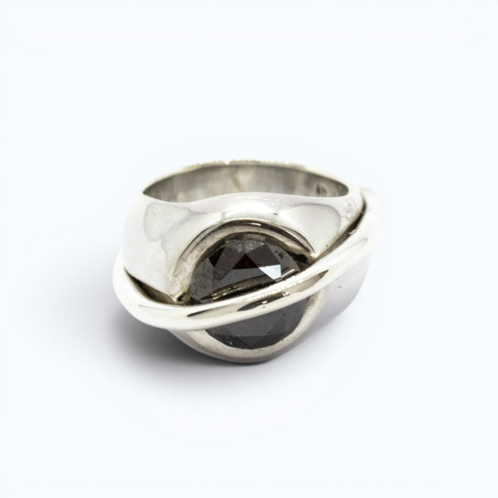 chaotic signet ring in silver with 3.47 ct deep mahogany diamond, product image front view, INNAN Jewellery Berlin