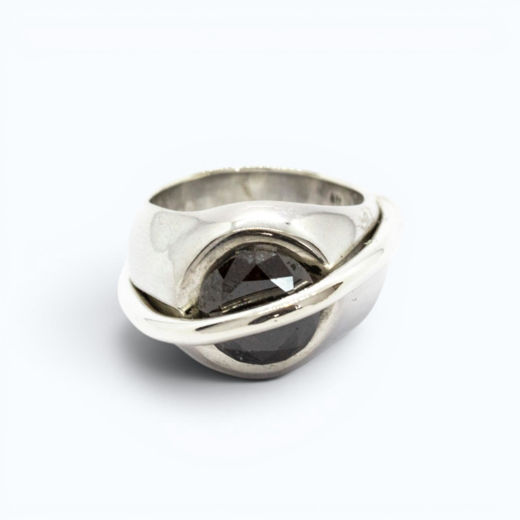 chaotic signet ring in silver with 3.47 ct deep mahogany diamond, product image front view, INNAN Jewellery Berlin