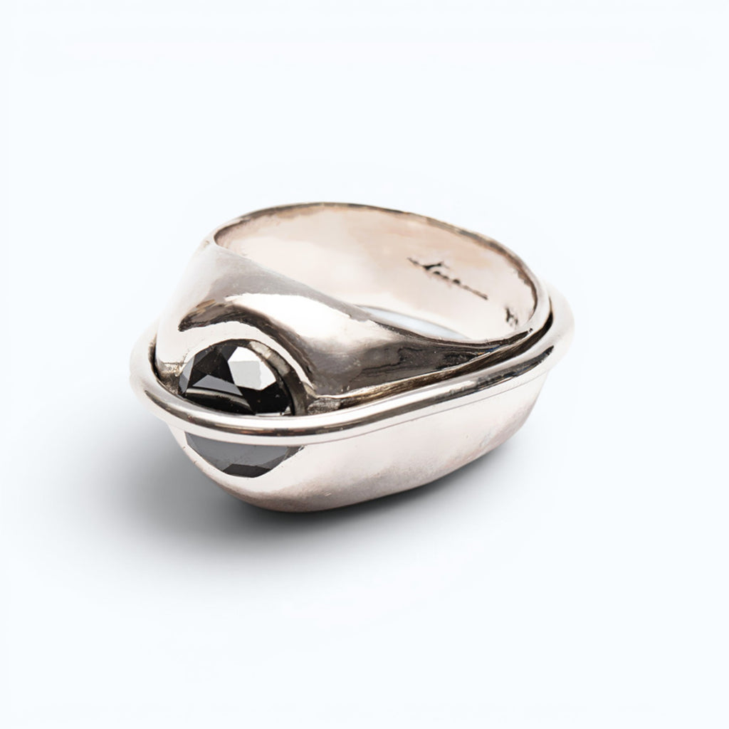 chaotic signet ring in silver with 4 ct black diamond, product image, INNAN Jewellery Berlin