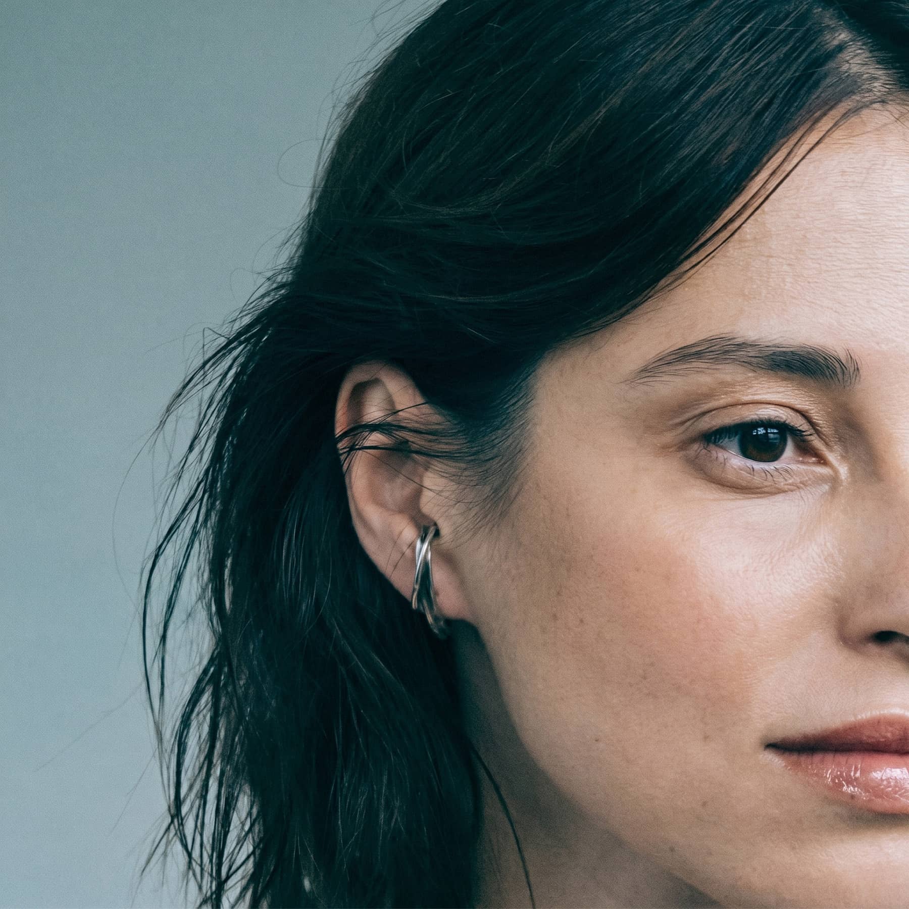 drift earrings in silver, worn on ear with flow ear cuffs, INNAN Jewellery Berlin