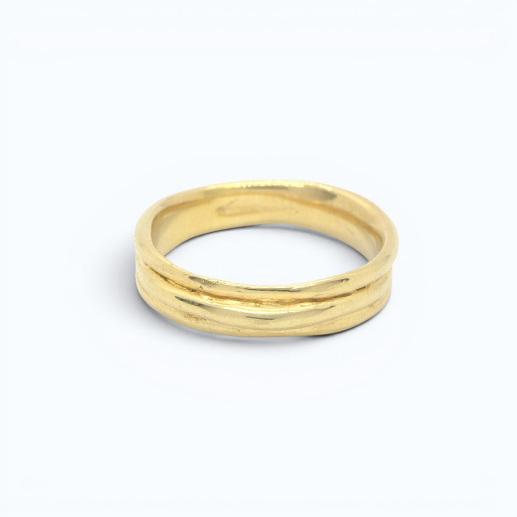 embrace wedding ring for her in yellow gold, product image front view, INNAN Jewellery Berlin