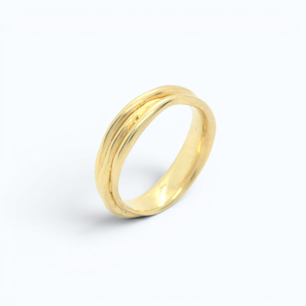 embrace wedding ring for her in yellow gold, product image side view, INNAN Jewellery Berlin