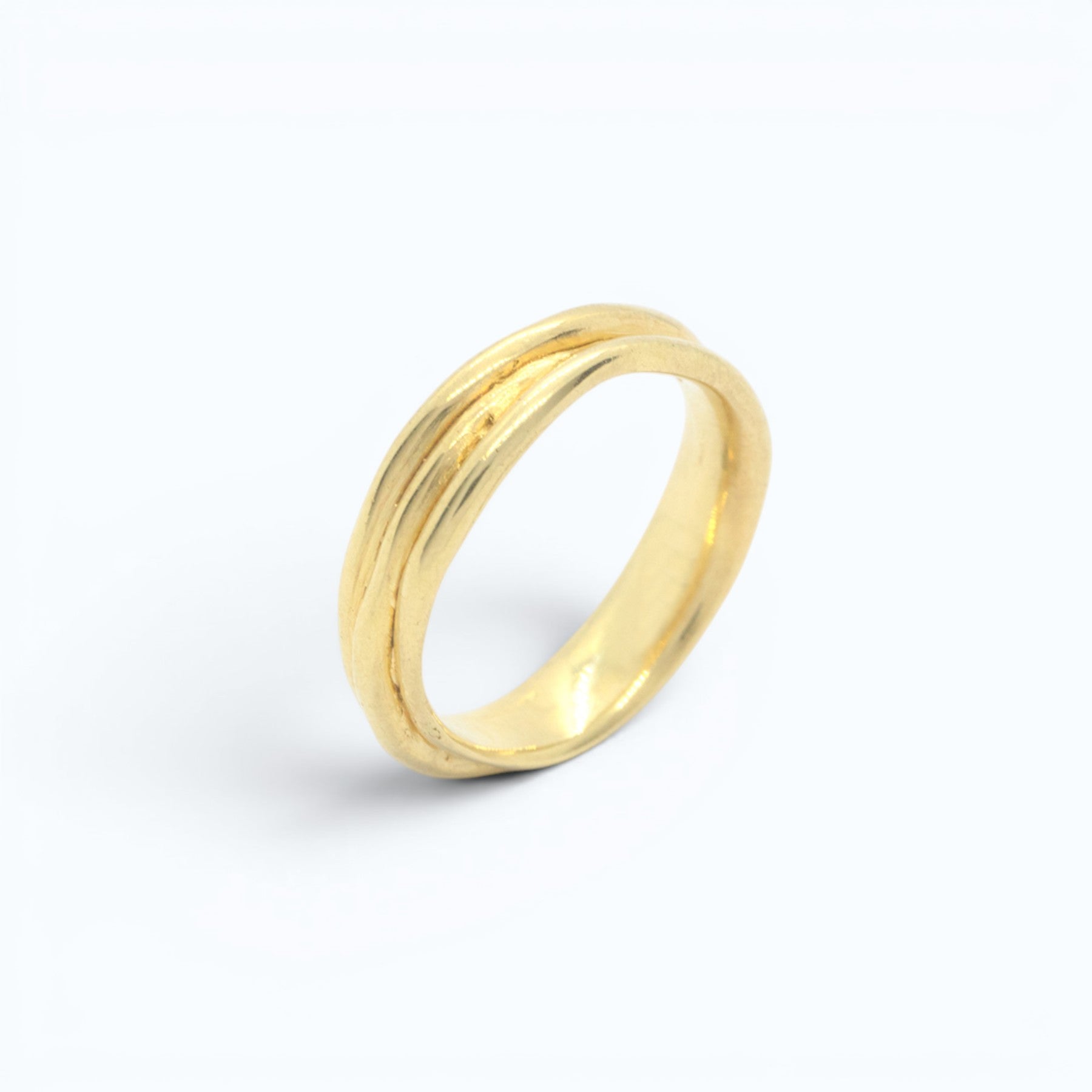 embrace wedding ring for her in yellow gold, product image side view, INNAN Jewellery Berlin