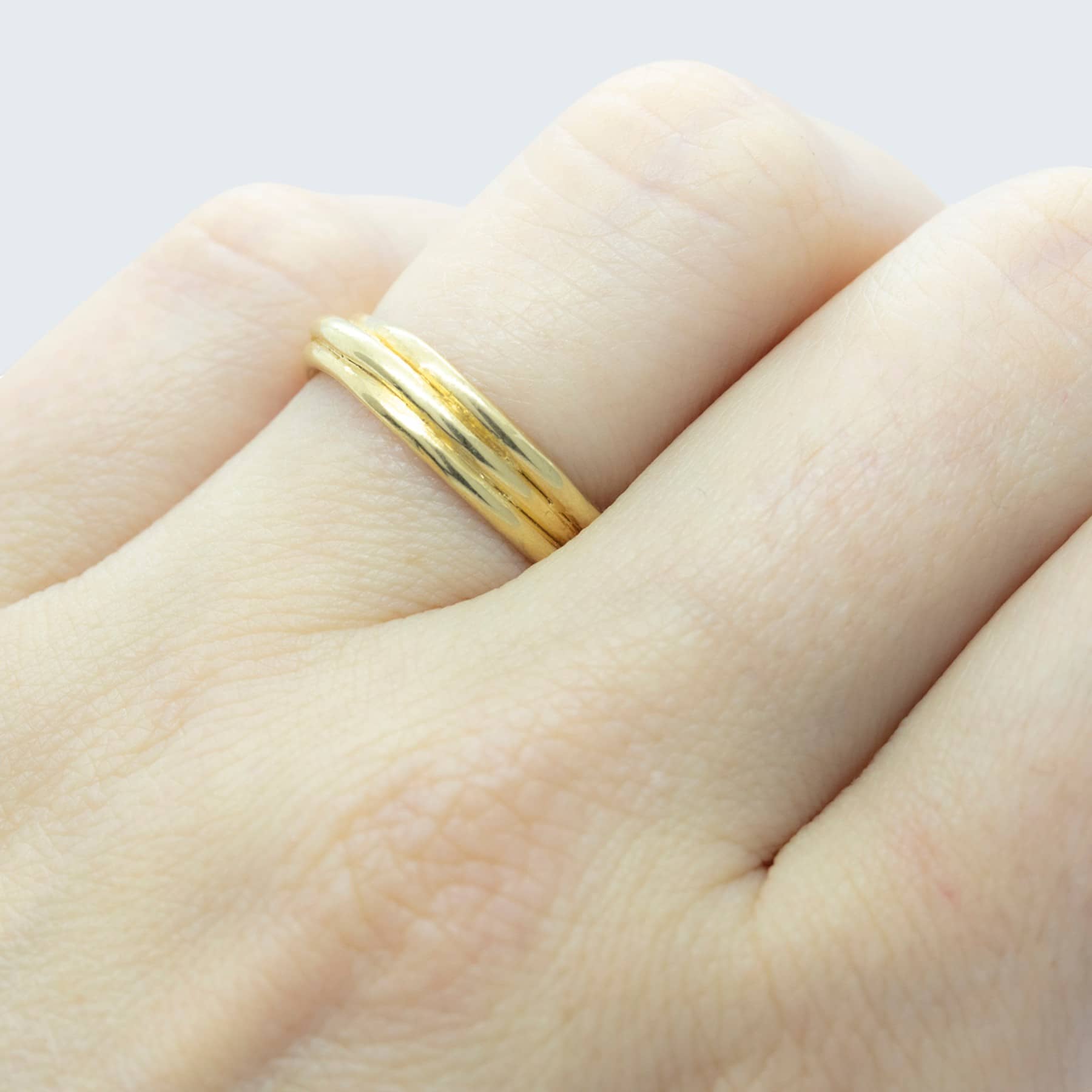 embrace wedding ring for her in yellow gold, product image side view, INNAN Jewellery Berlin