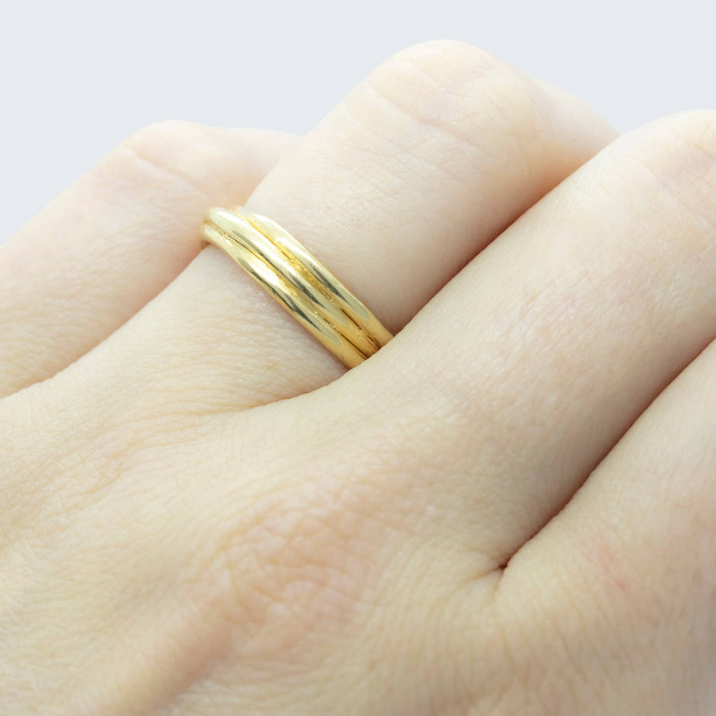 embrace wedding ring for her in yellow gold, worn, INNAN Jewellery Berlin
