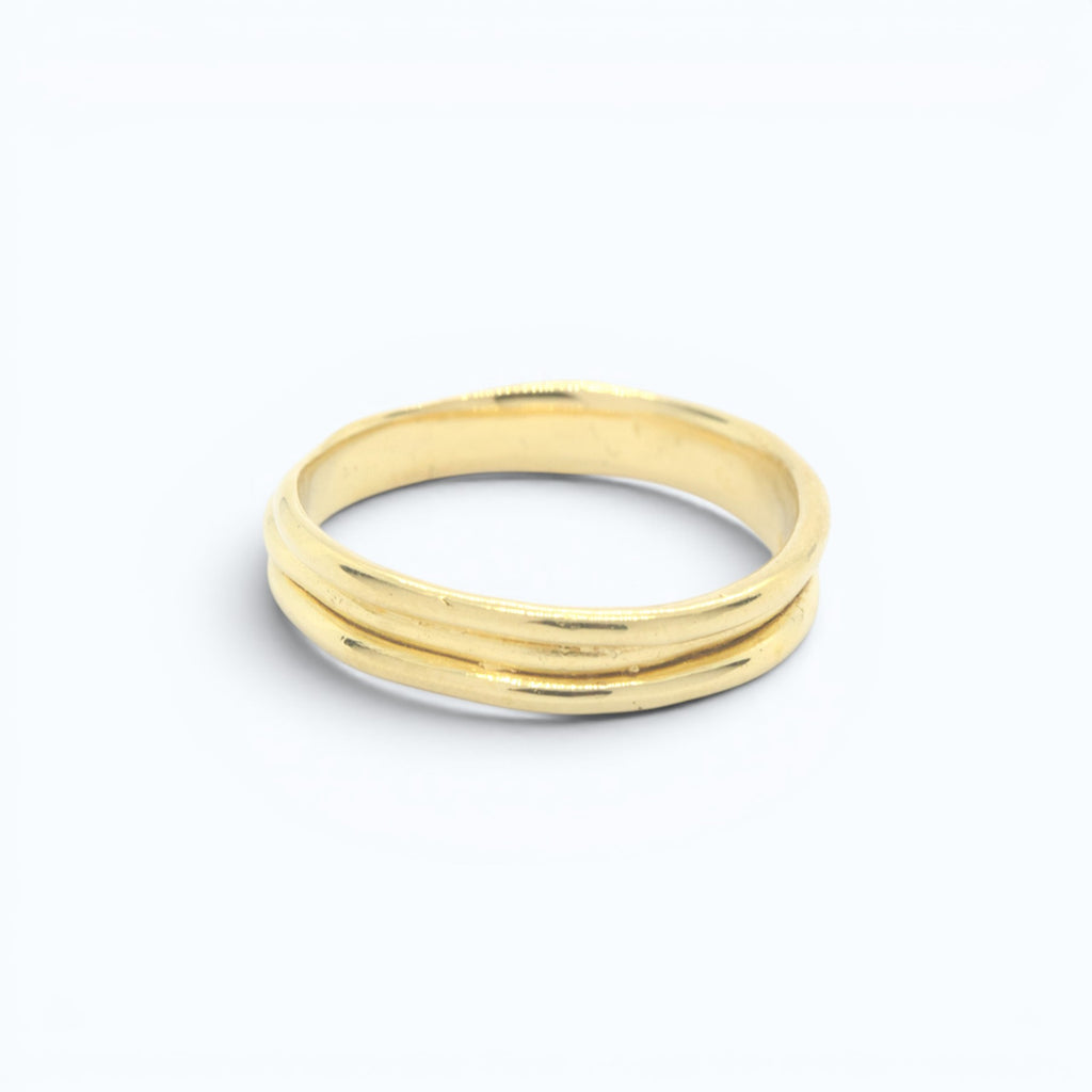 embrace wedding ring for him in yellow gold, product image front view, INNAN Jewellery Berlin