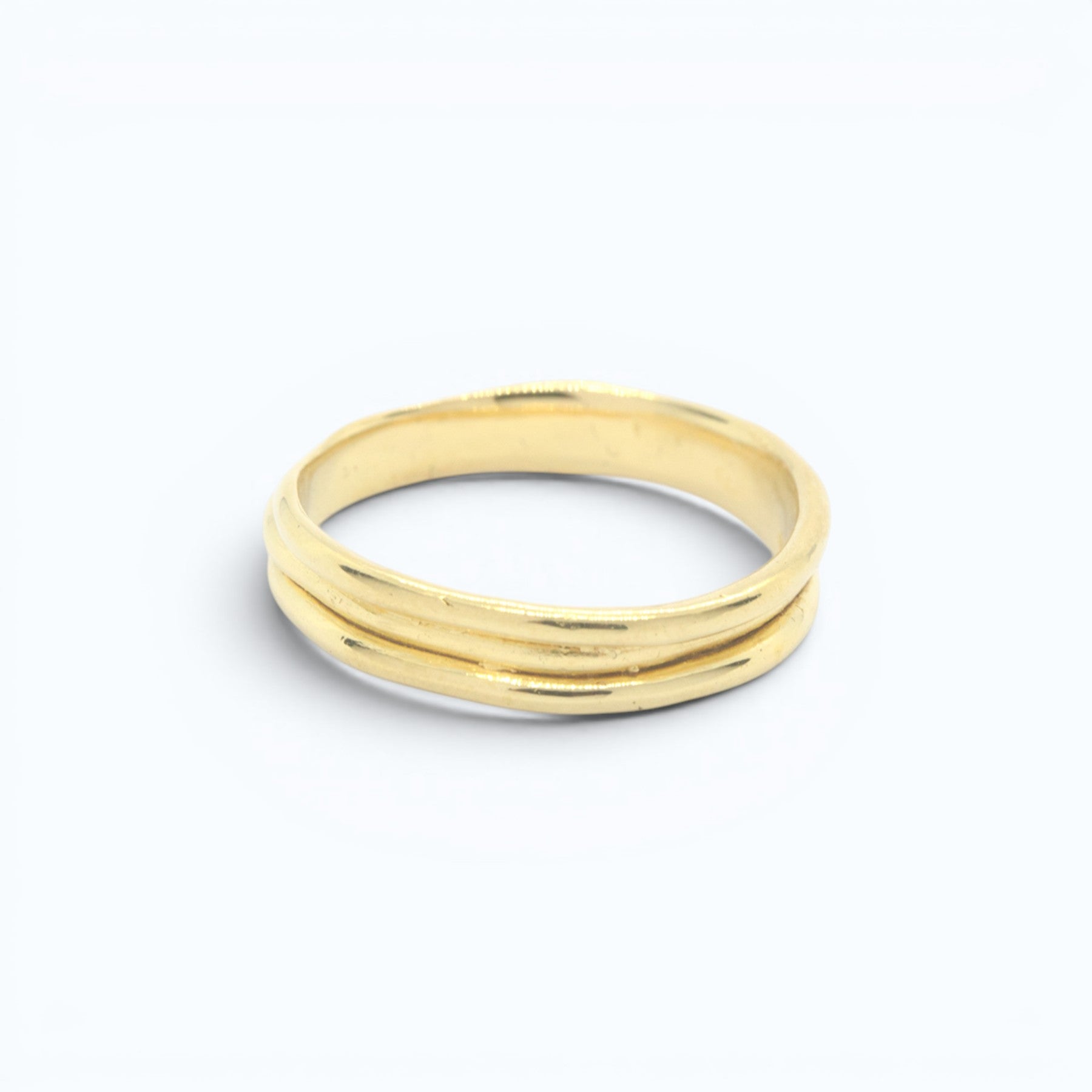 embrace wedding ring for him in yellow gold, product image front view, INNAN Jewellery Berlin