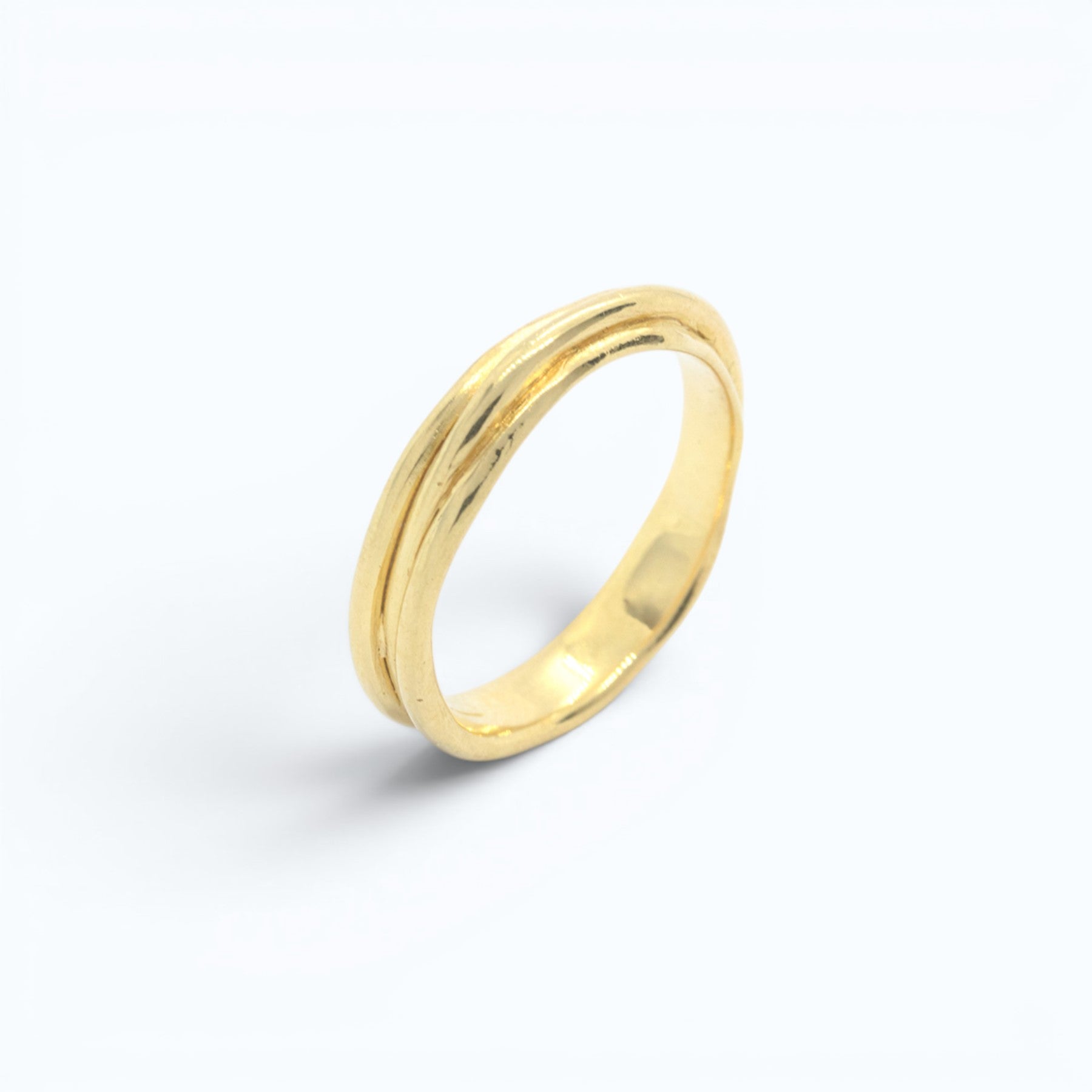 embrace wedding ring for him in yellow gold, product image side view, INNAN Jewellery Berlin