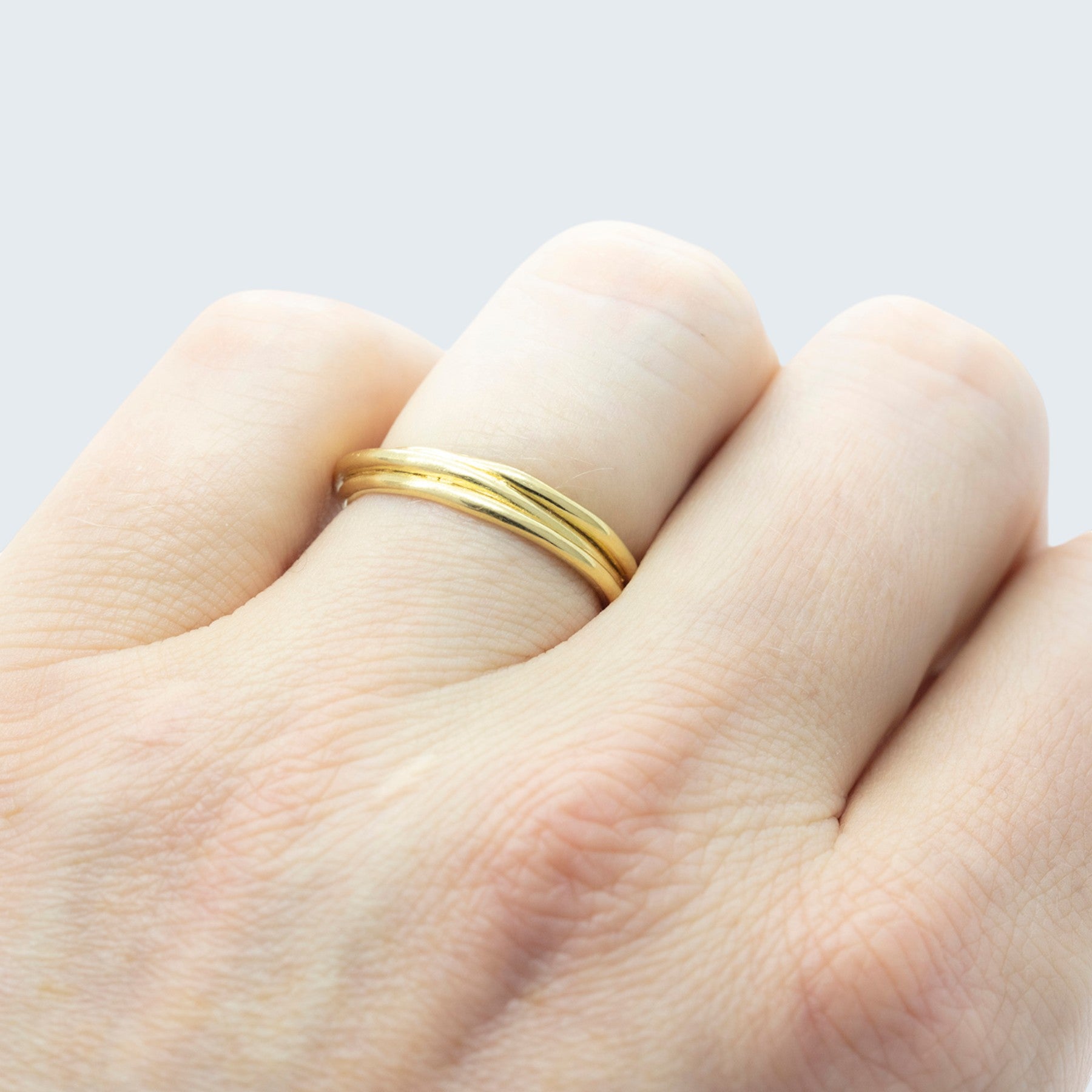 embrace wedding ring for him in yellow gold, product image side view, INNAN Jewellery Berlin