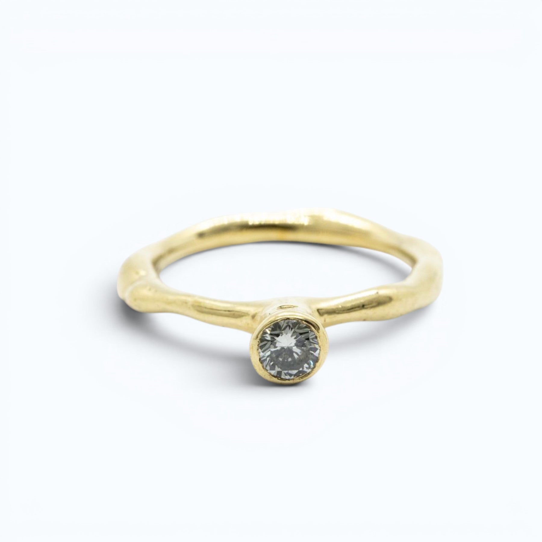 erato I engagement or anniversary ring in yellow gold with 0.26 ct grey diamond, product image front view, INNAN Jewellery Berlin