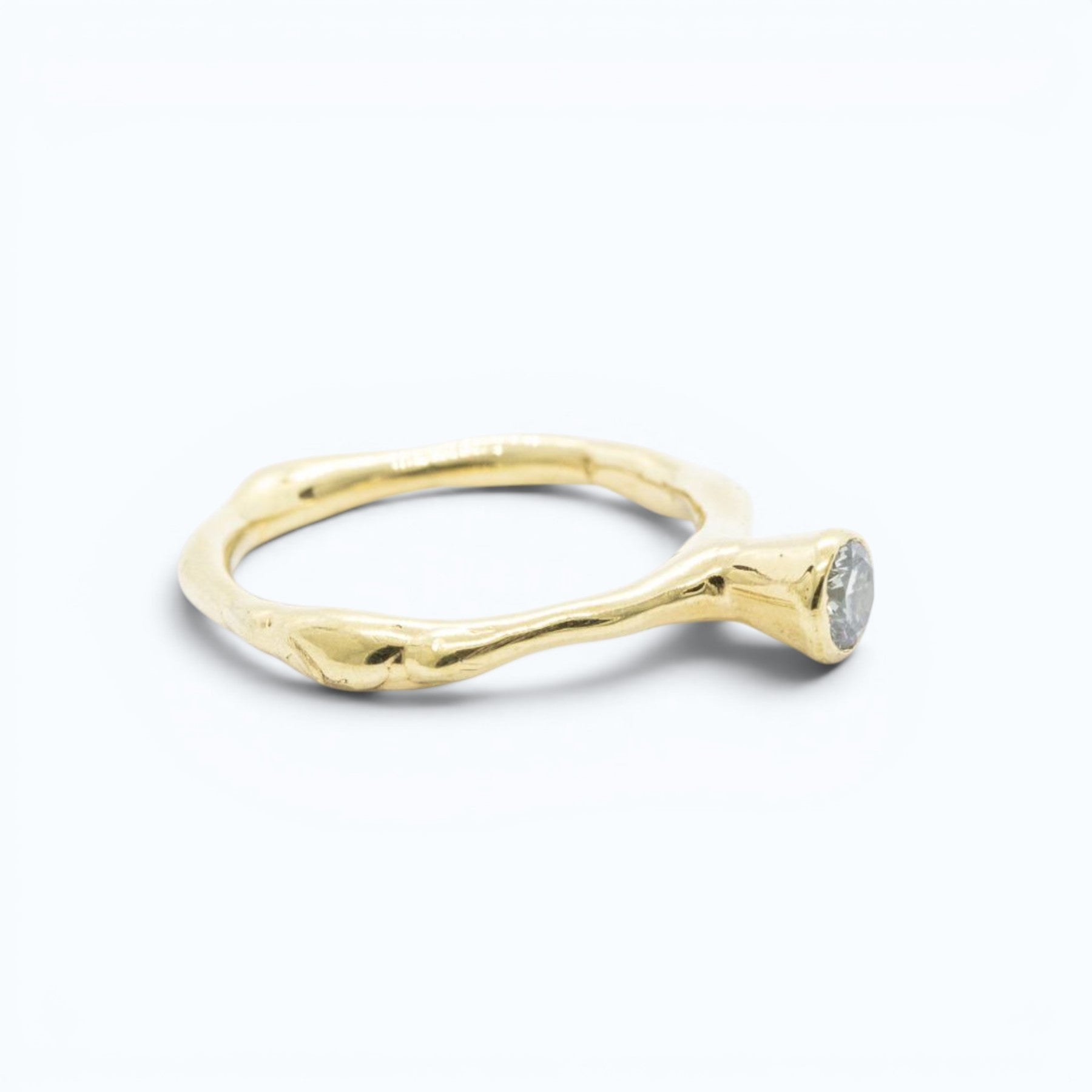 erato I engagement or anniversary ring in yellow gold with 0.26 ct grey diamond, product image front view, INNAN Jewellery Berlin