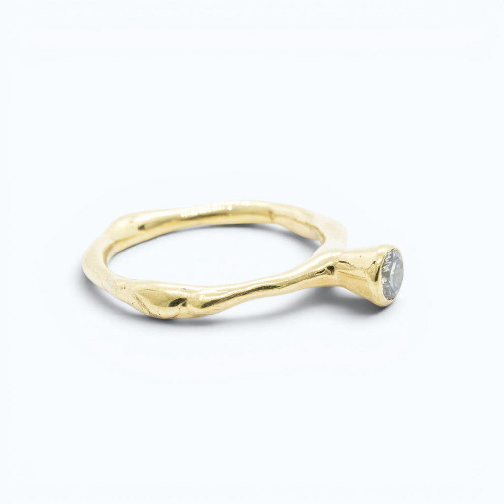 erato I engagement or anniversary ring in yellow gold with 0.26 ct grey diamond, product image side view, INNAN Jewellery Berlin