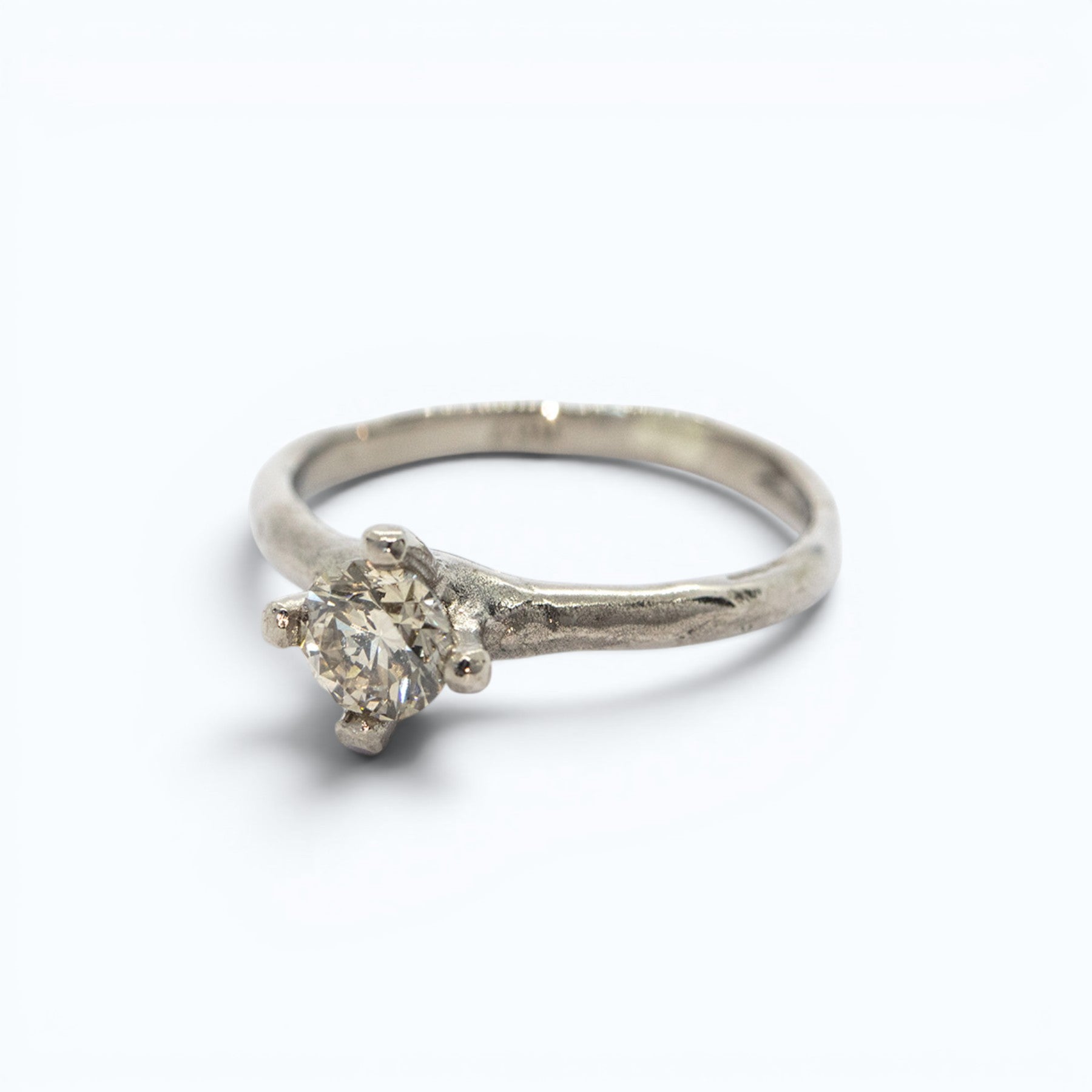 Erato II W engagement or anniversary ring in white gold with 0.7 ct champagne diamond, product image, INNAN Jewellery Berlin