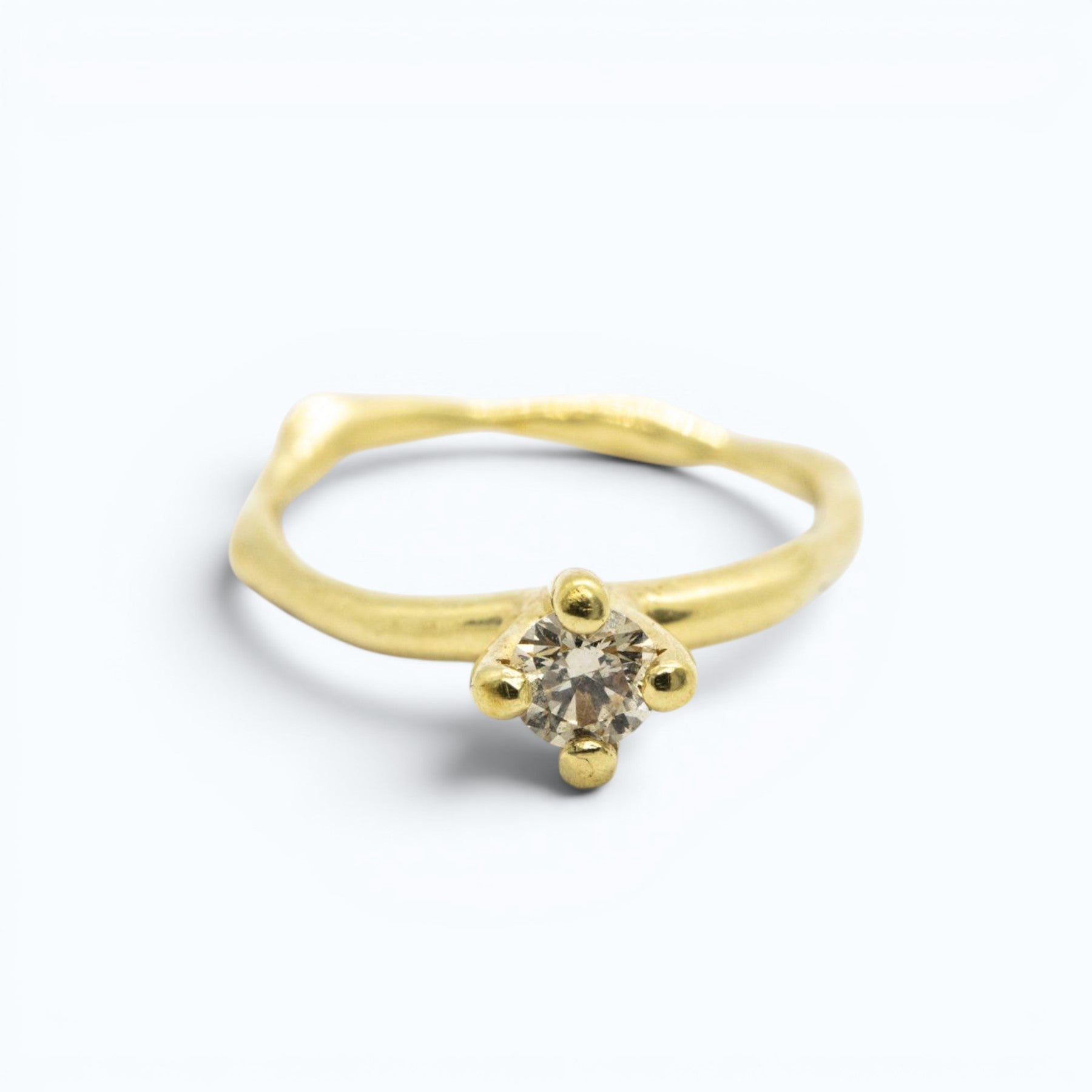 erato II engagement or anniversary ring in yellow gold with 0.29 ct champagne diamond, product image front view, INNAN Jewellery Berlin