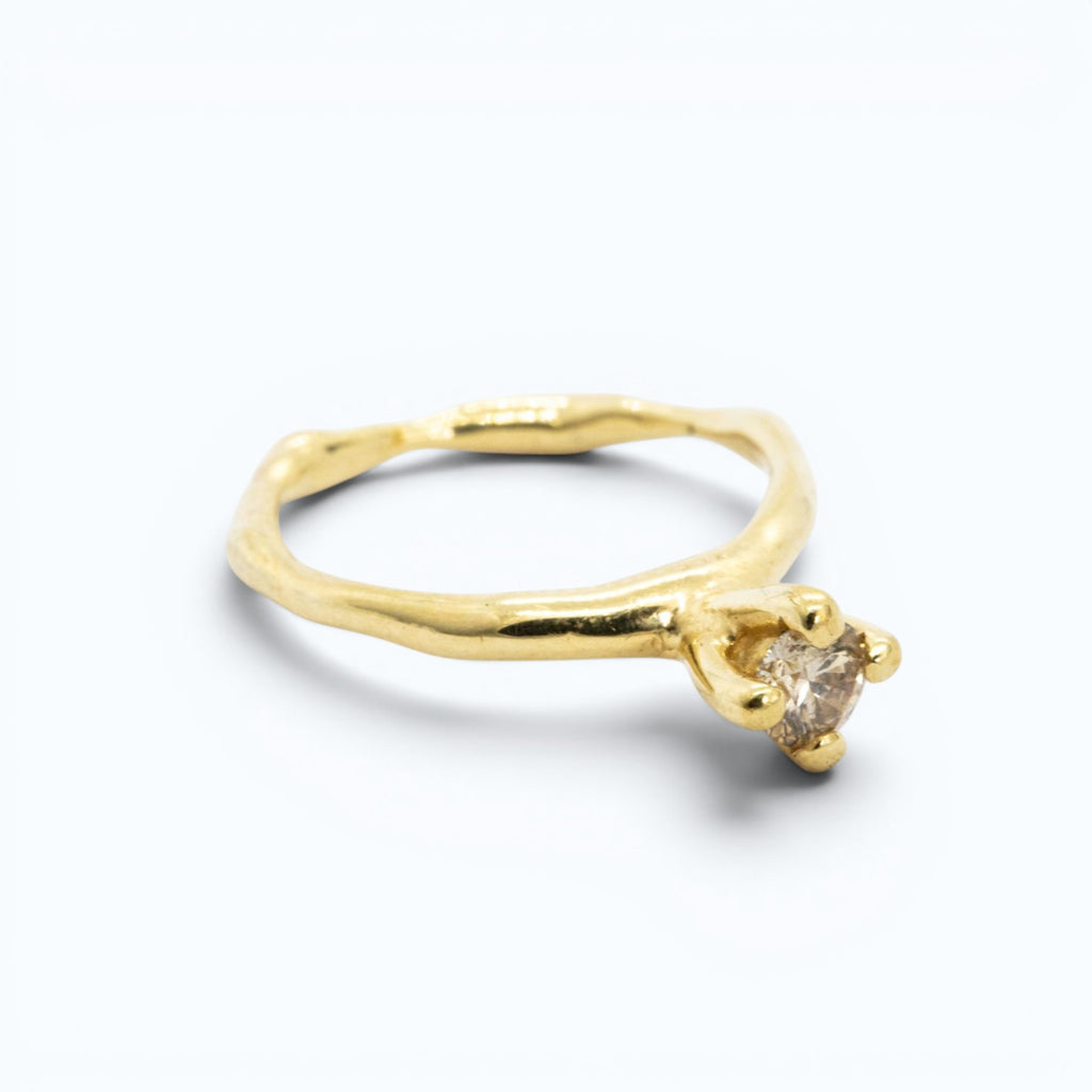 erato II engagement or anniversary ring in yellow gold with 0.29 ct champagne diamond, product image side view, INNAN Jewellery Berlin