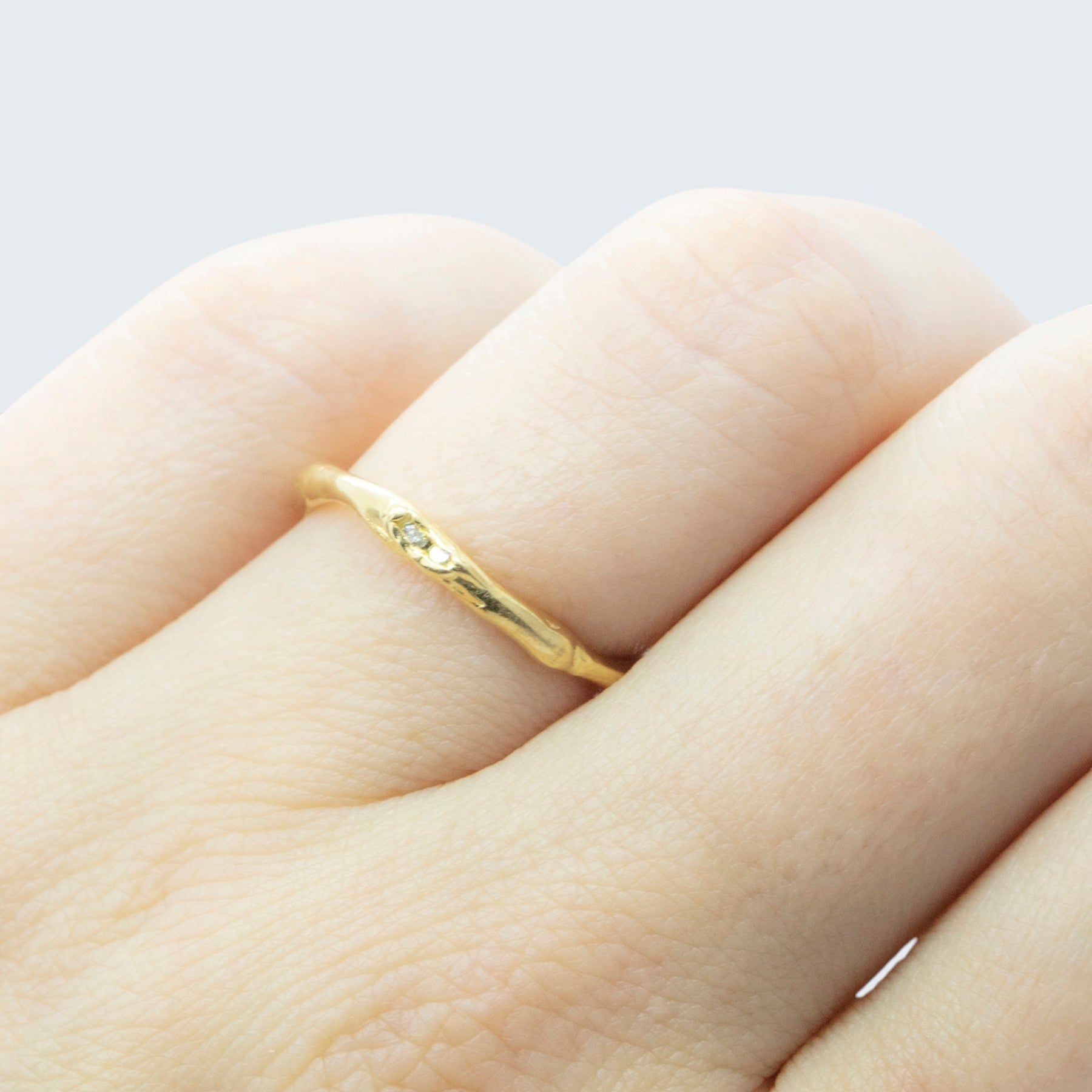 erato wedding ring for her in yellow gold with champagne diamonds, worn, INNAN Jewellery Berlin