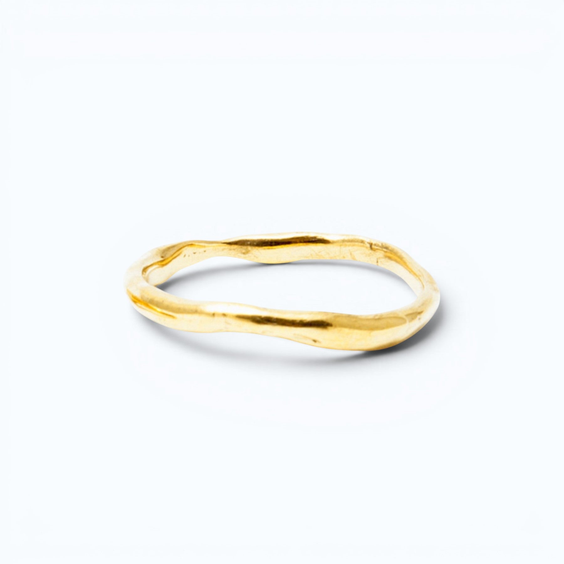 erato wedding ring for him in yellow gold, product image front view, INNAN Jewellery Berlin