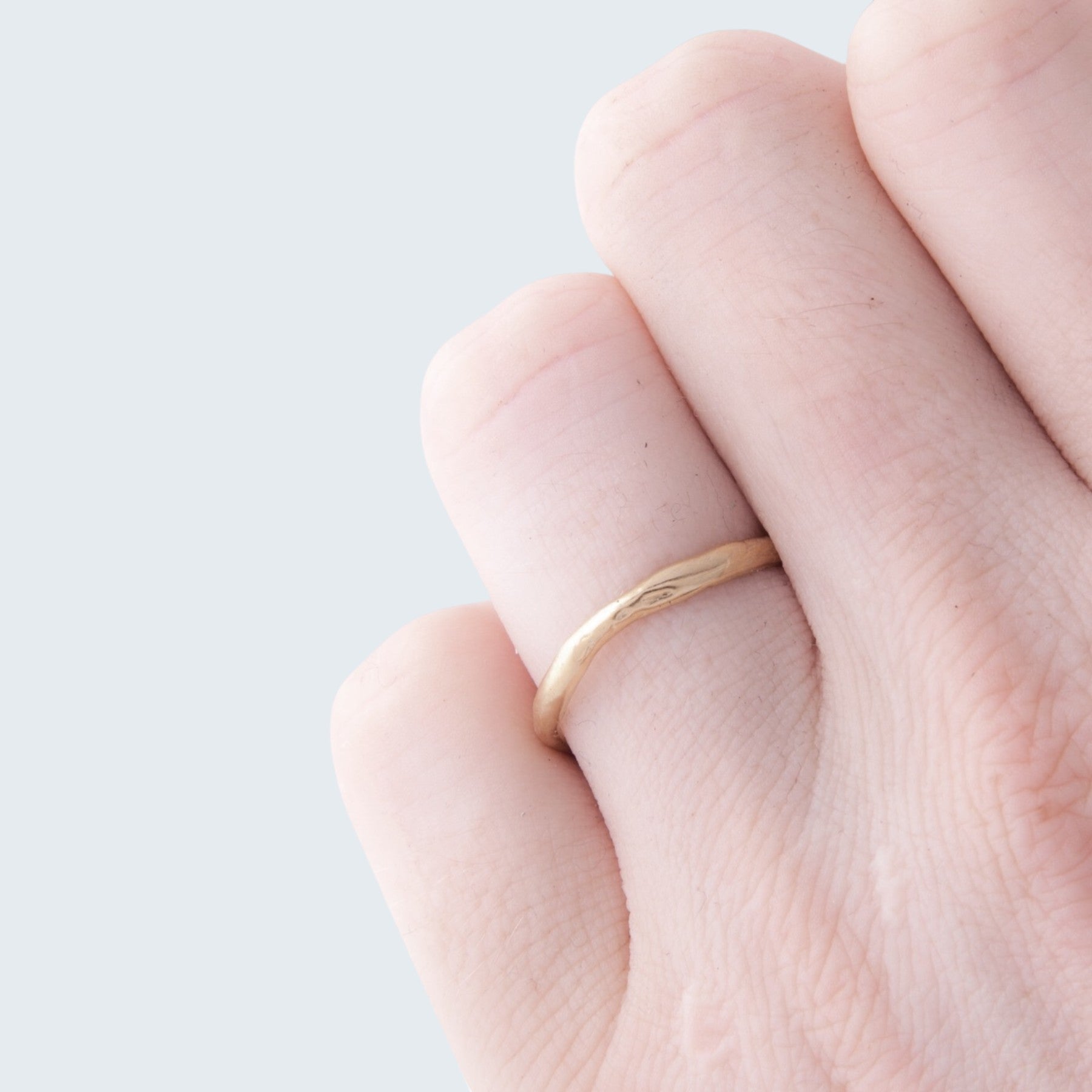 erato wedding ring for him in yellow gold, product image front view, INNAN Jewellery Berlin