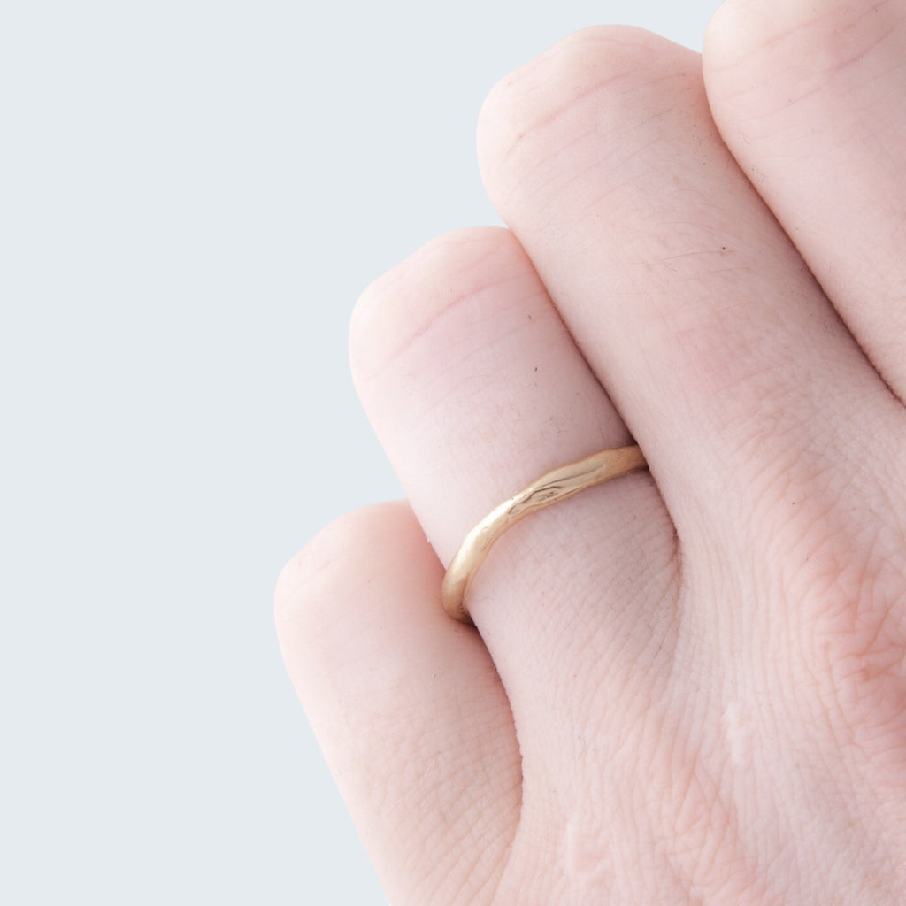 erato wedding ring for him in yellow gold, worn, INNAN Jewellery Berlin
