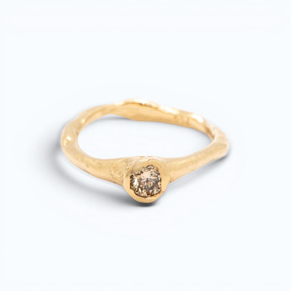 verve engagement ring in 18 ct yellow gold with 0.29 ct champagne diamond, product image, INNAN Jewellery Berlin